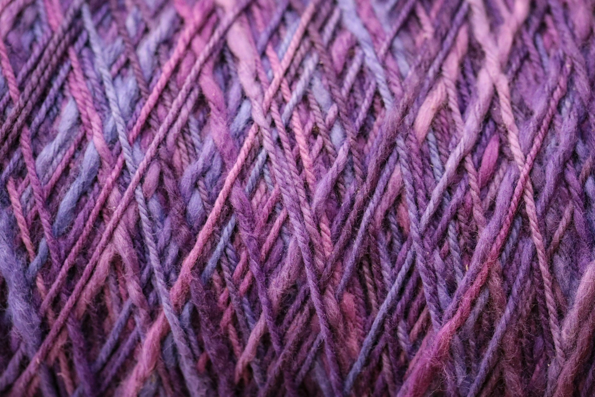 Gros plan sur un fil violet | Source : Unsplash