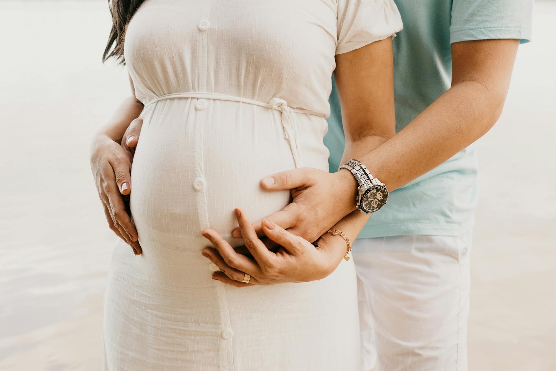 Un homme embrassant sa partenaire enceinte | Source : Pexels