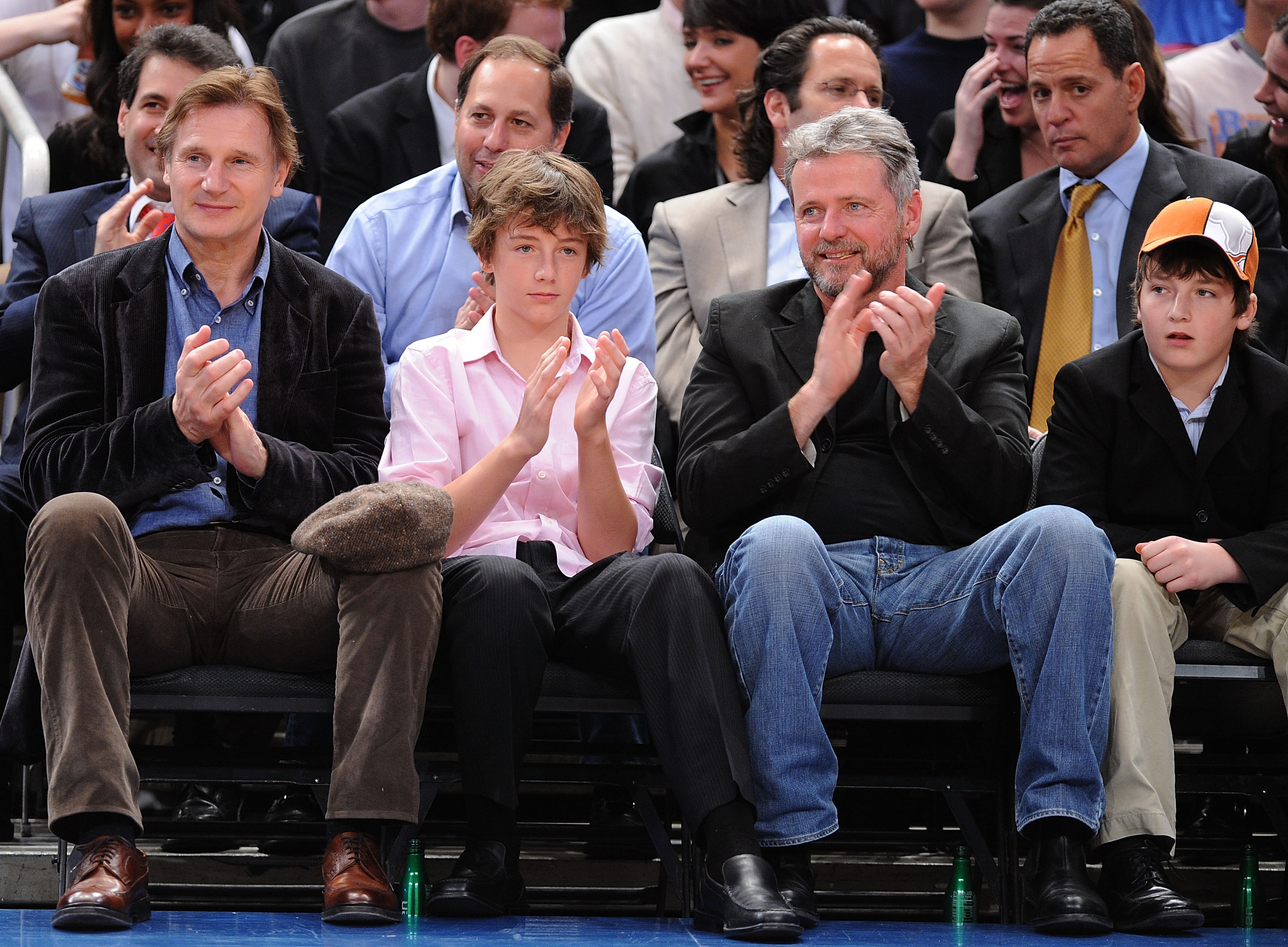 Liam, Micheál Neeson, Aidan Quinn et Daniel Neeson assistent au match New Jersey Nets vs New York Knicks le 15 avril 2009 | Source : Getty Images