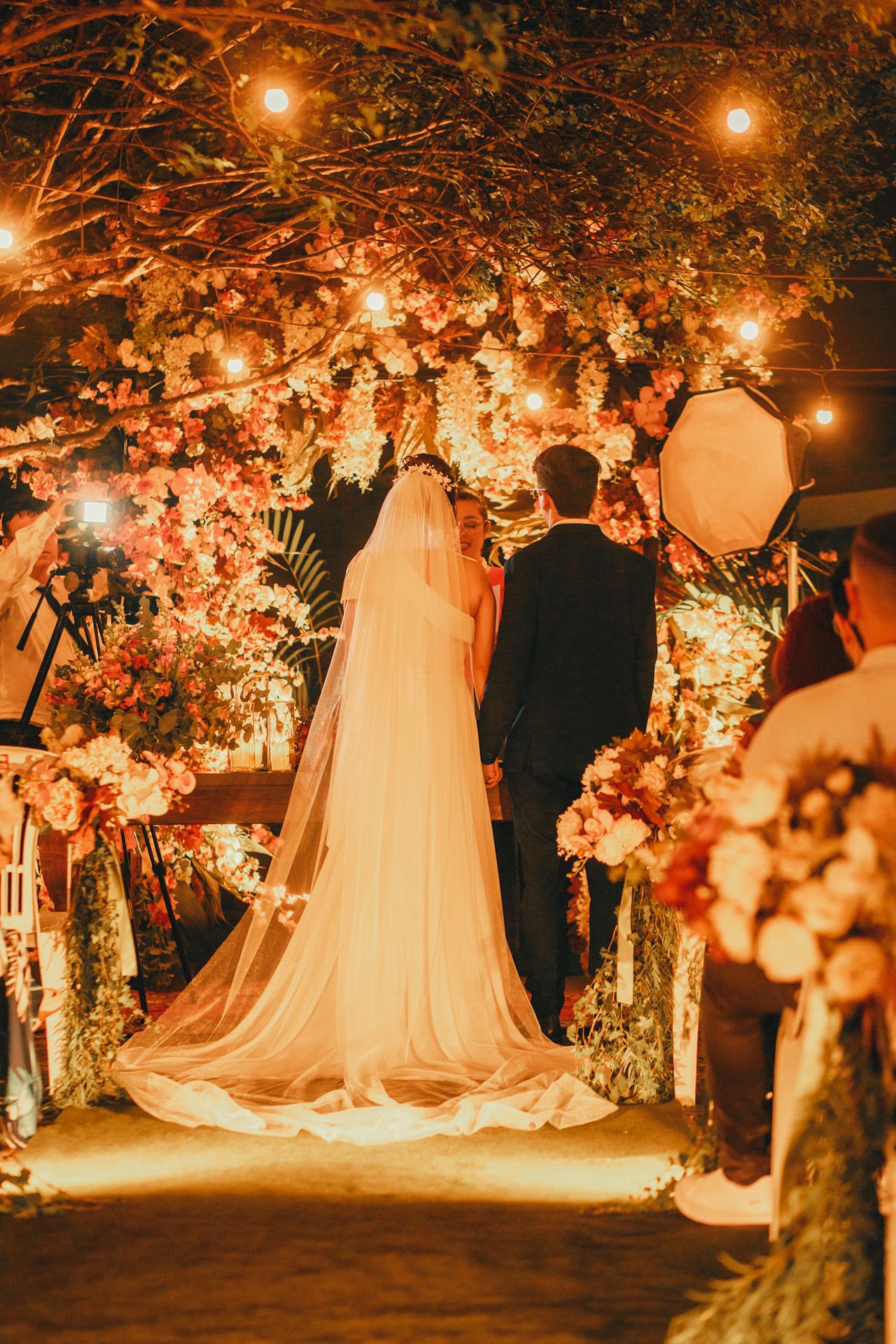 Une mariée et un marié pendant leur cérémonie de mariage | Source : Pexels