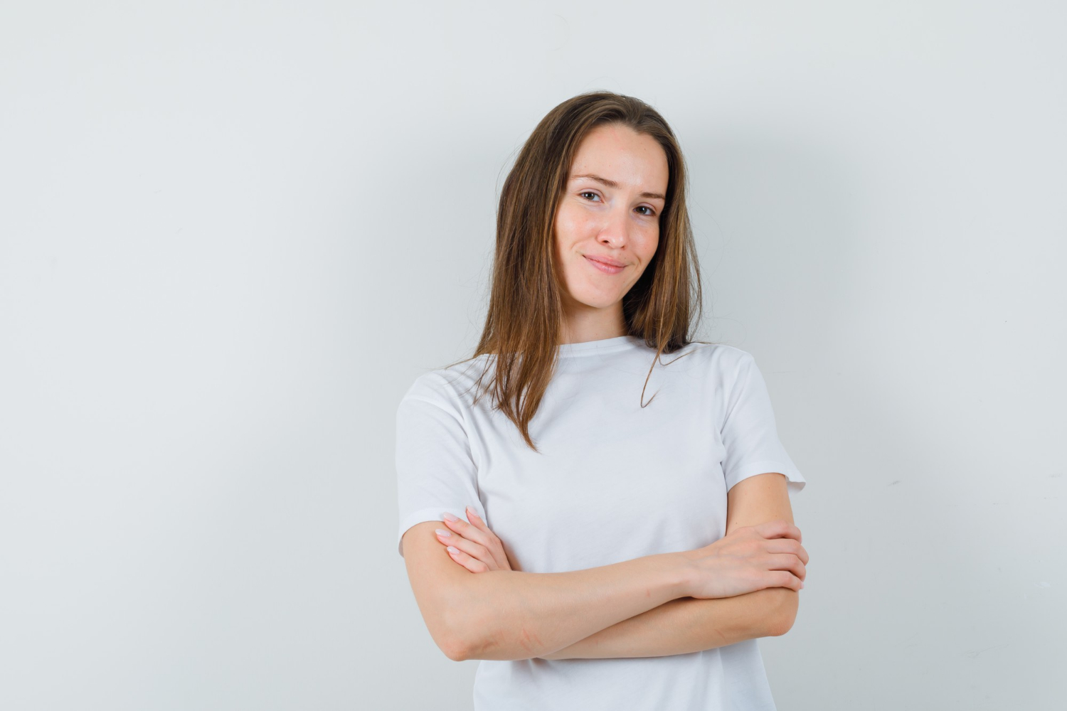 Une femme confiante avec les bras croisés | Source : Freepik