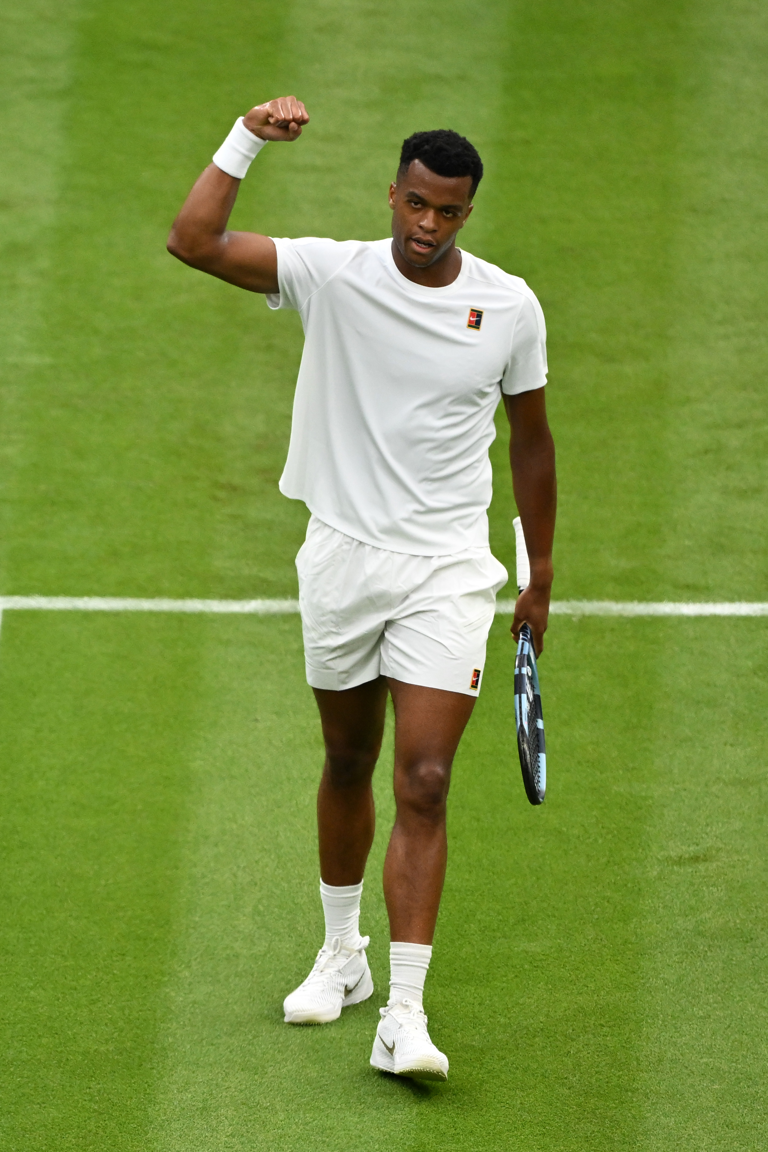 Giovanni Mpetshi Perricard (France) célèbre un point contre Taylor Fritz (États-Unis) lors du match du premier tour du simple messieurs, le premier jour du tournoi de Wimbledon 2025, à l'All England Lawn Tennis and Croquet Club, le 30 juin 2025, à Londres, en Angleterre I Source : Getty Images