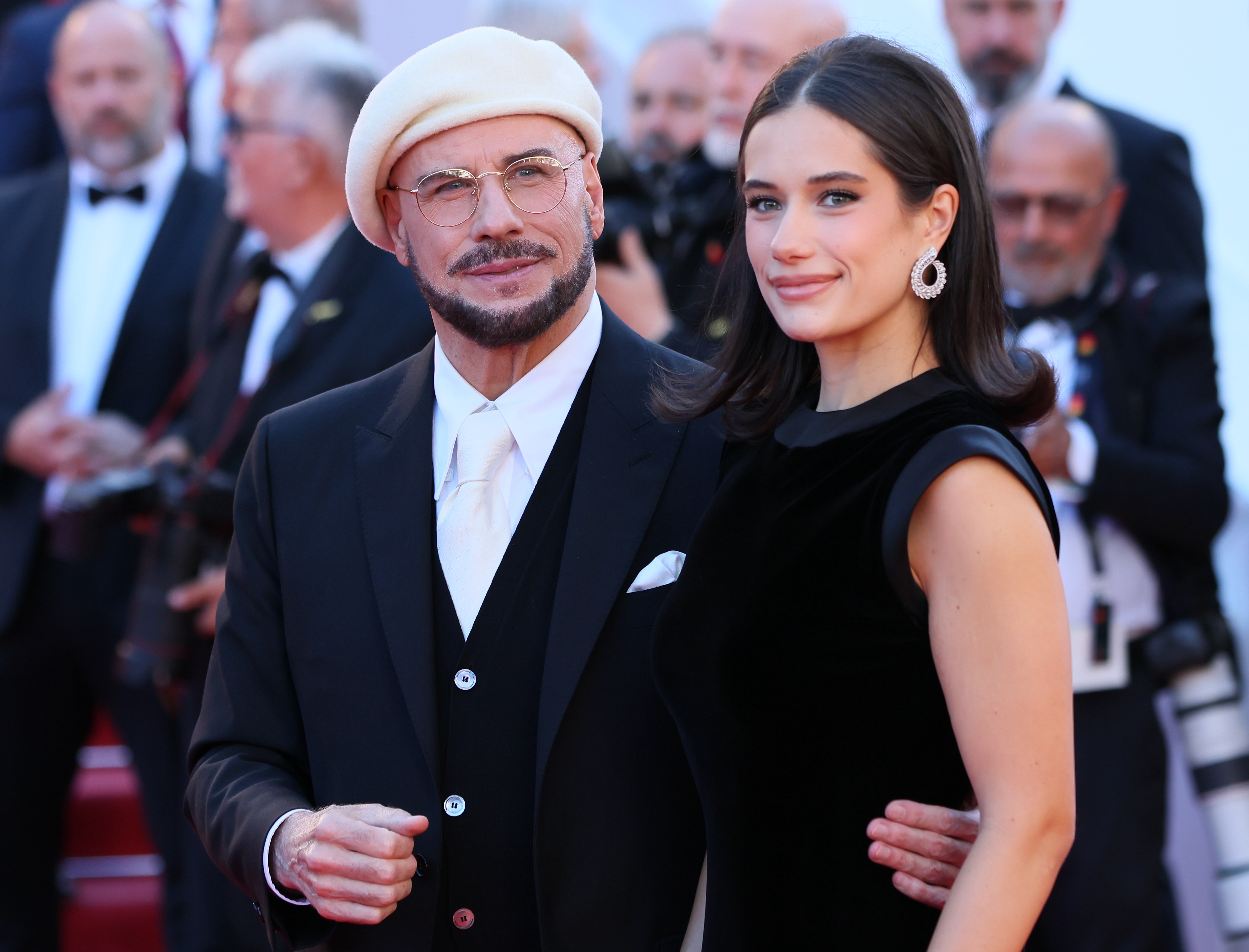 Ella Bleu et John Travolta assistent à la projection du film « Karma » dans le cadre du 79e Festival de Cannes, au Palais des Festivals, le 15 mai 2026 à Cannes, en France. | Source : Getty Images