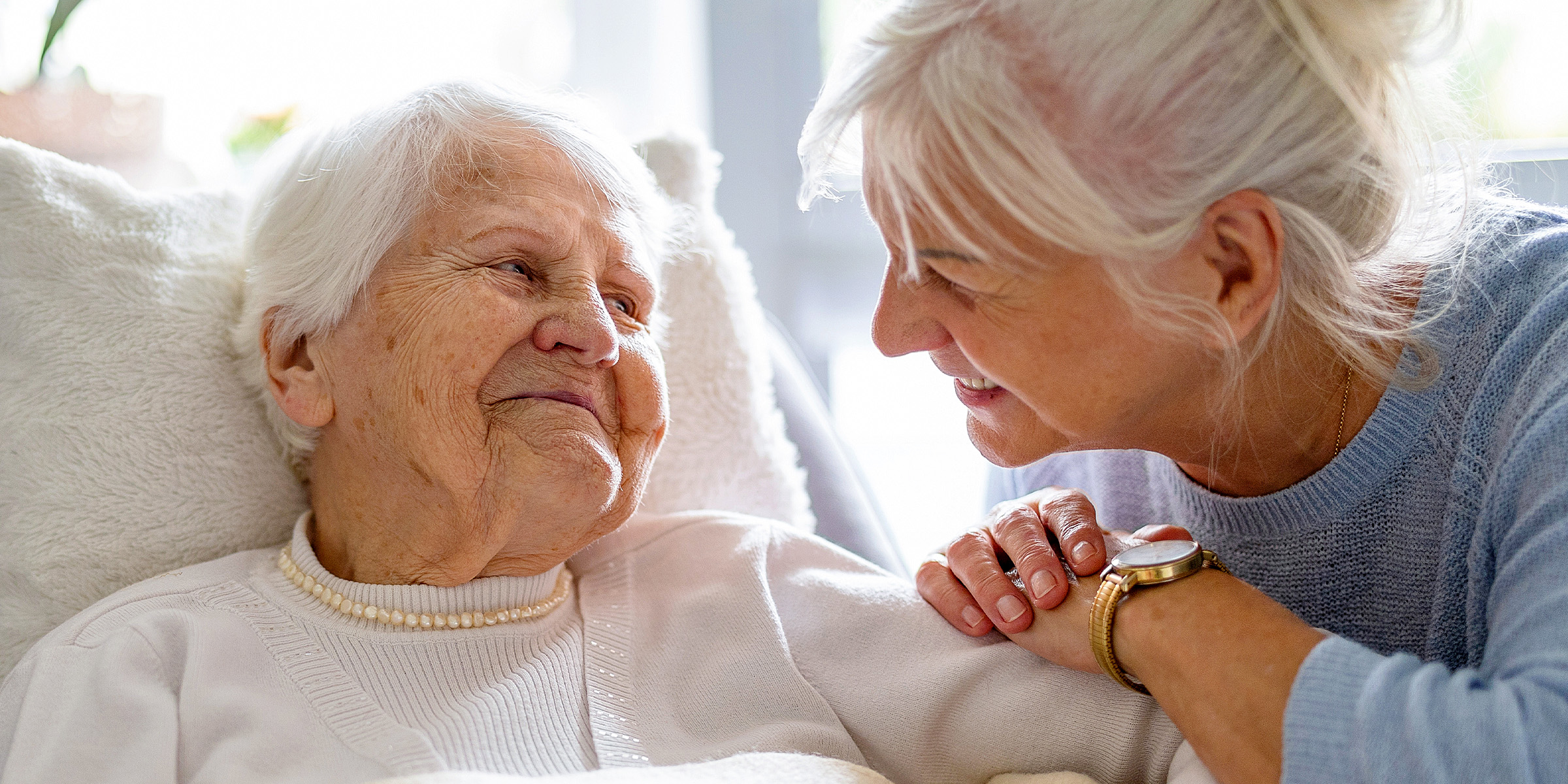 Deux femmes âgées en train de discuter | Source : Shutterstock