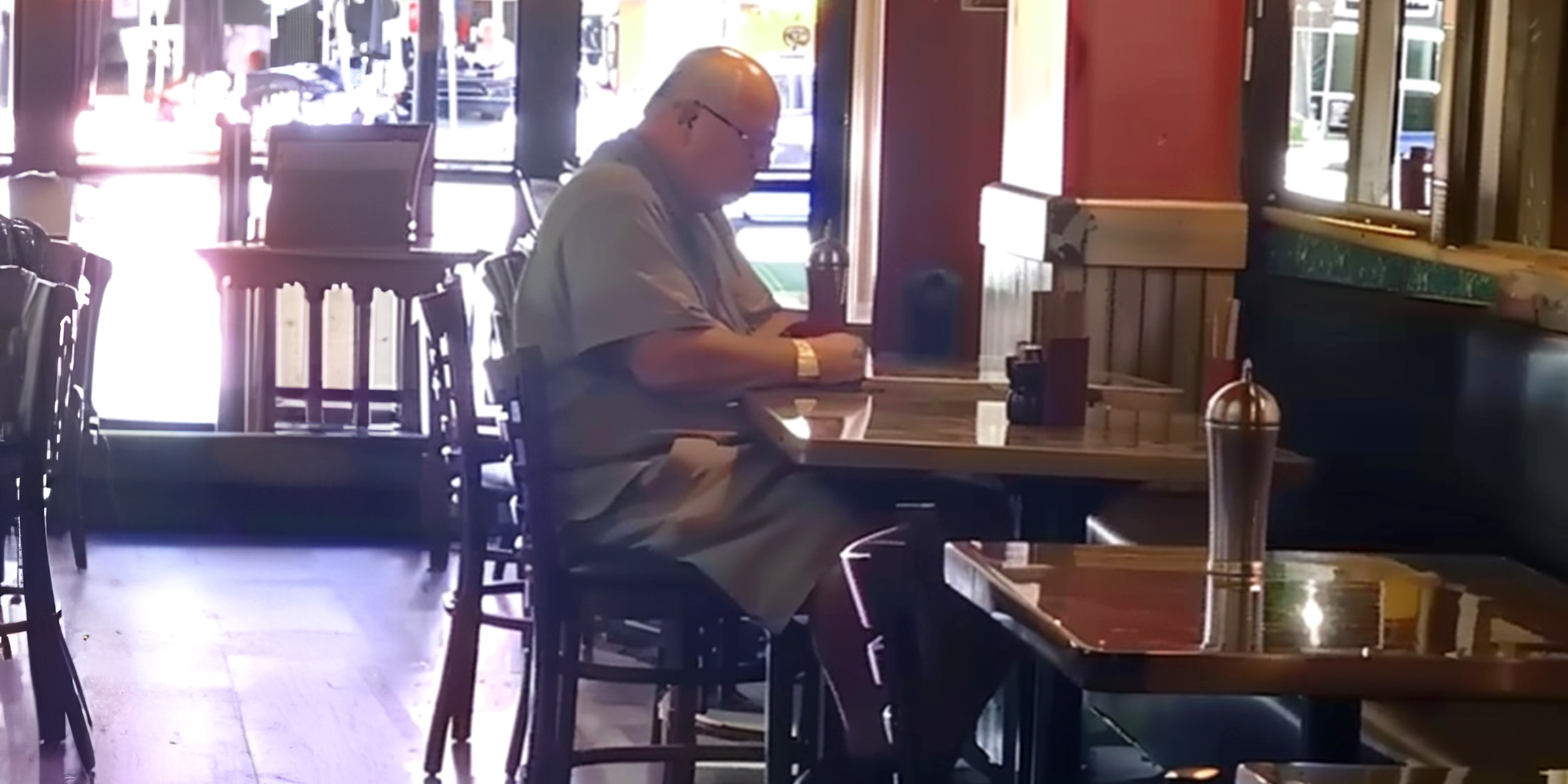 Un homme assis à la table d'un restaurant | Source : Ozdomedia