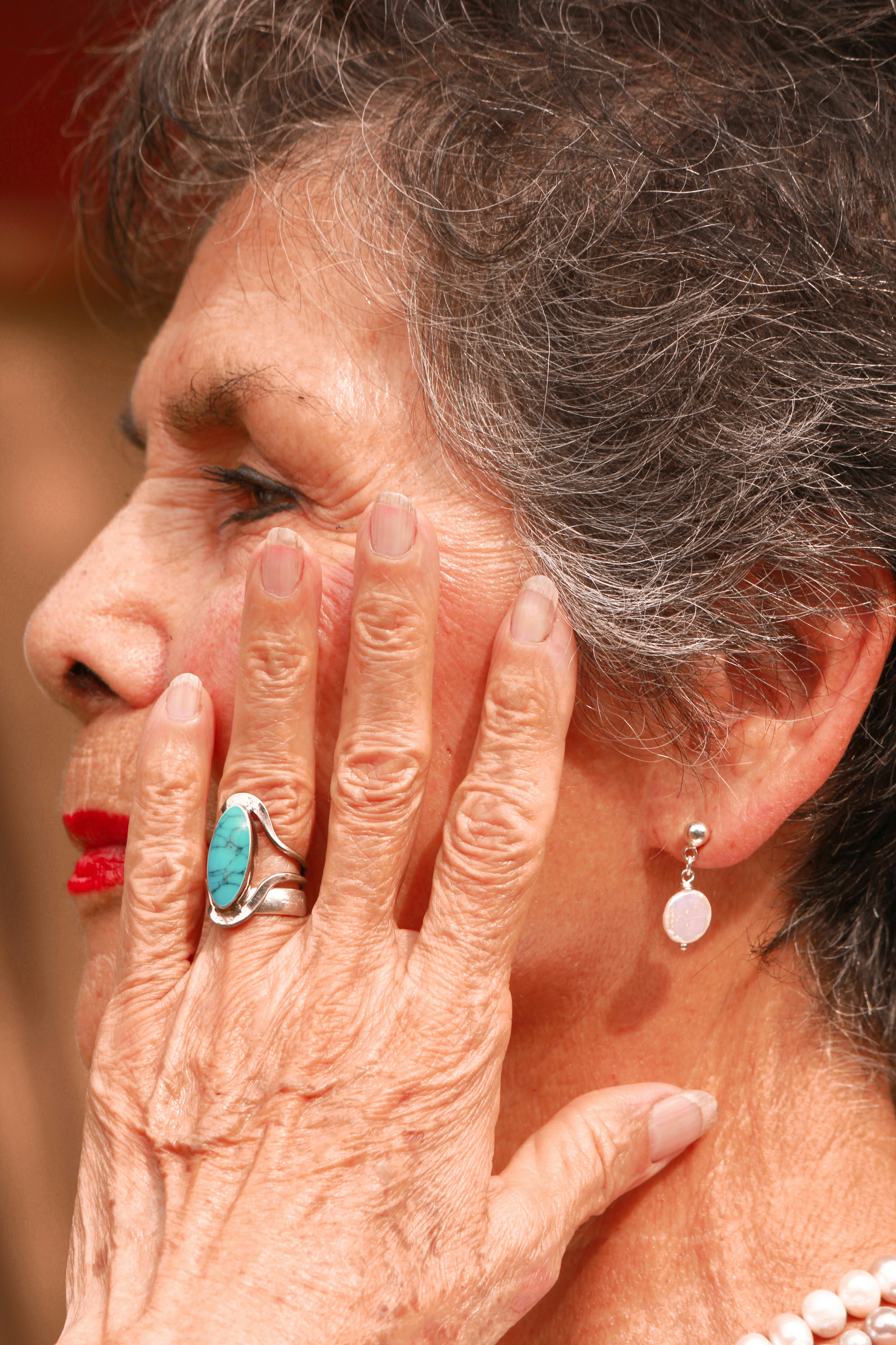 Une femme montrant son alliance | Source : Unsplash