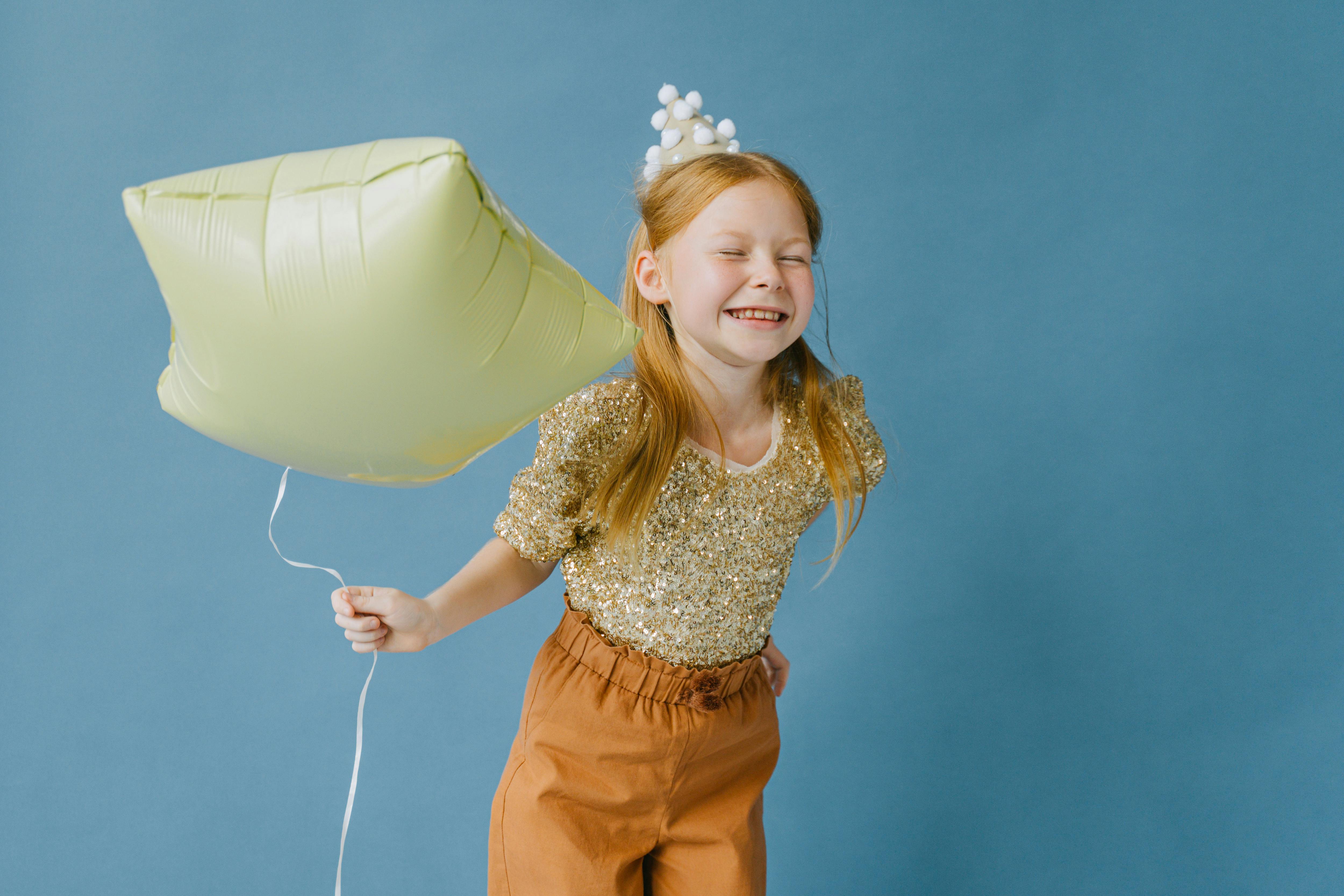 Une fille heureuse à sa fête d'anniversaire | Source : Pexels