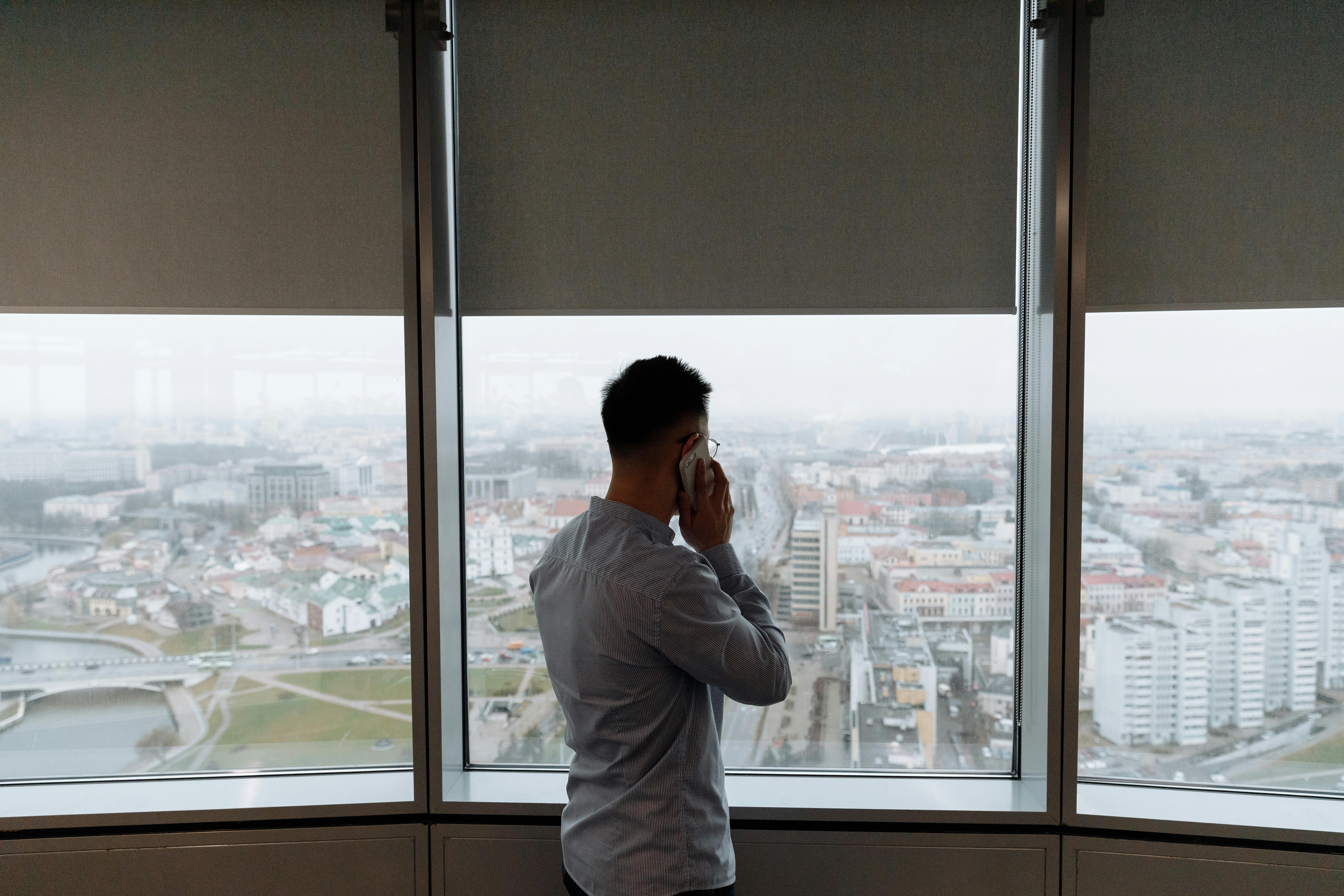 Homme au téléphone | Source : Pexels