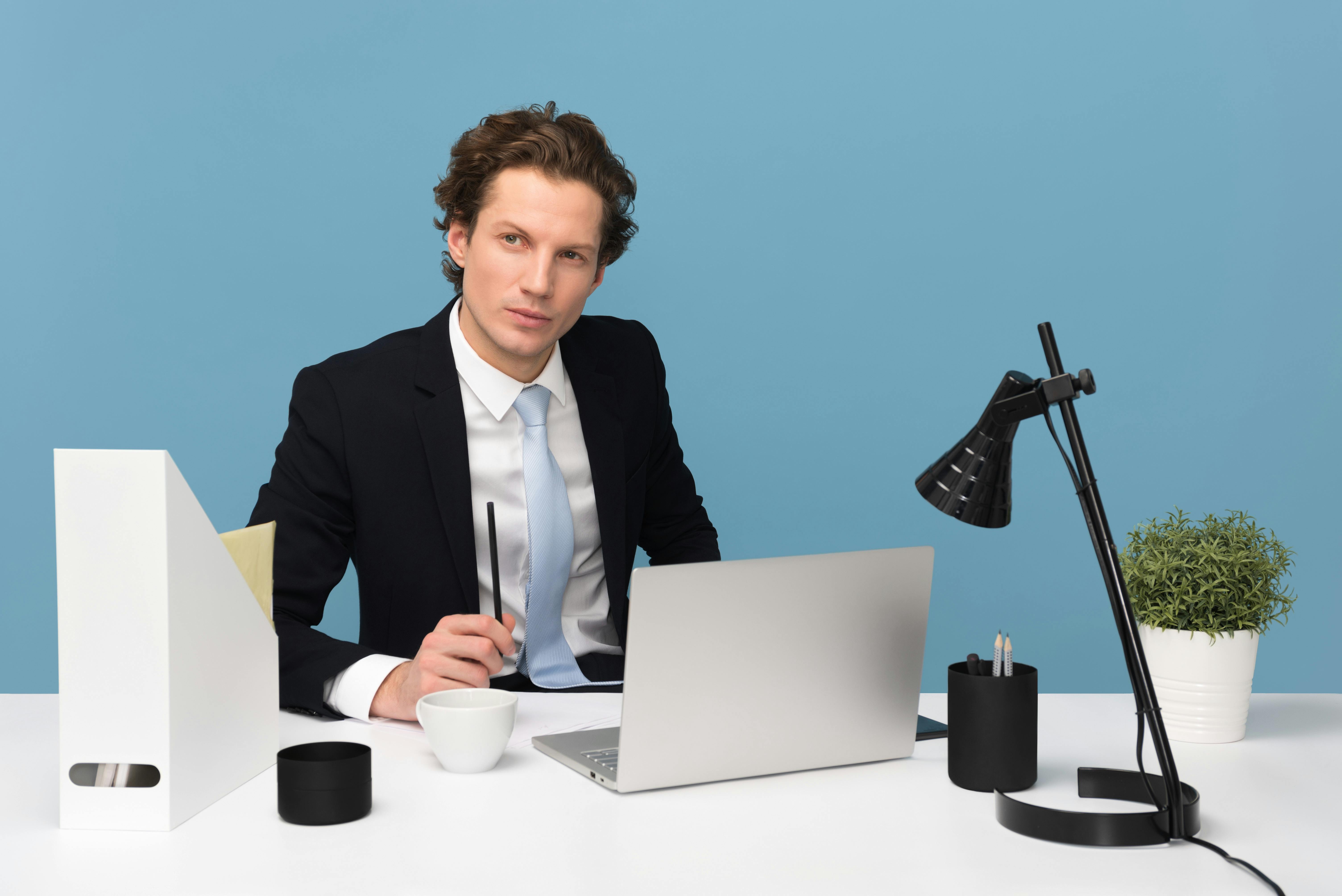 Un homme sérieux dans son bureau | Source : Pexels