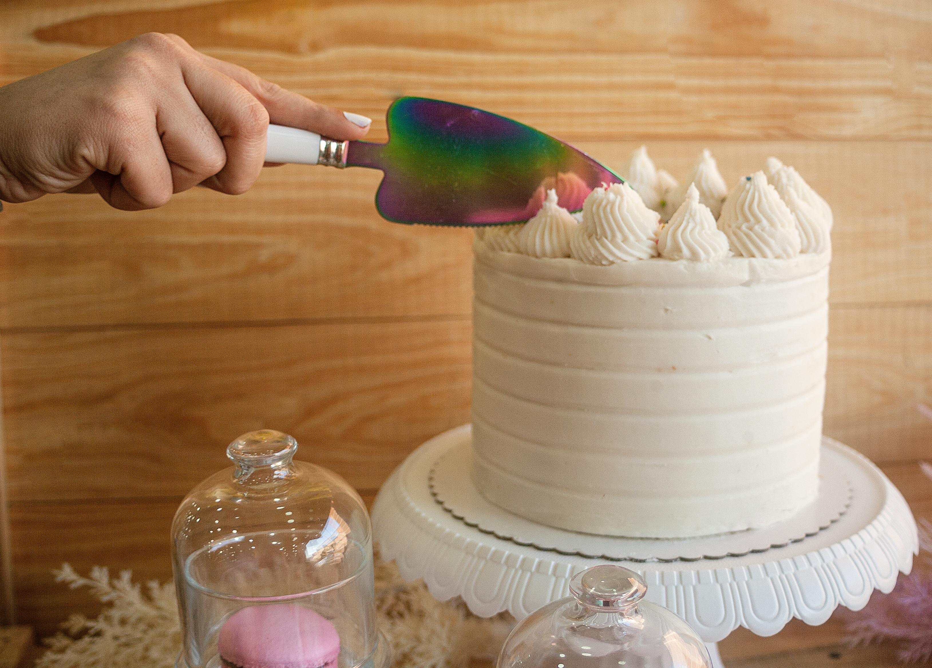 Une femme coupe un gâteau | Source : Pexels