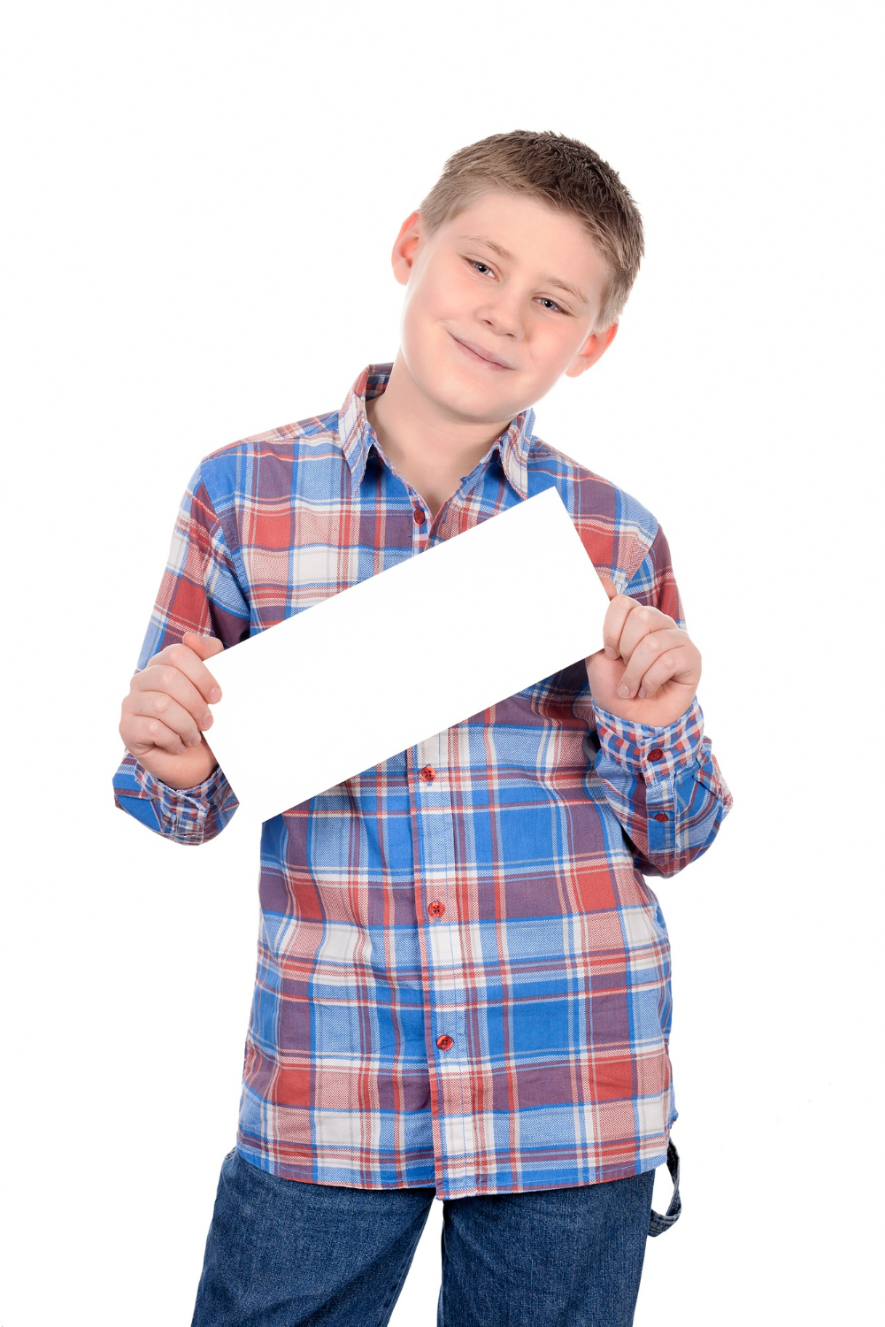 Un garçon souriant tenant une feuille de papier blanc | Source : Freepik