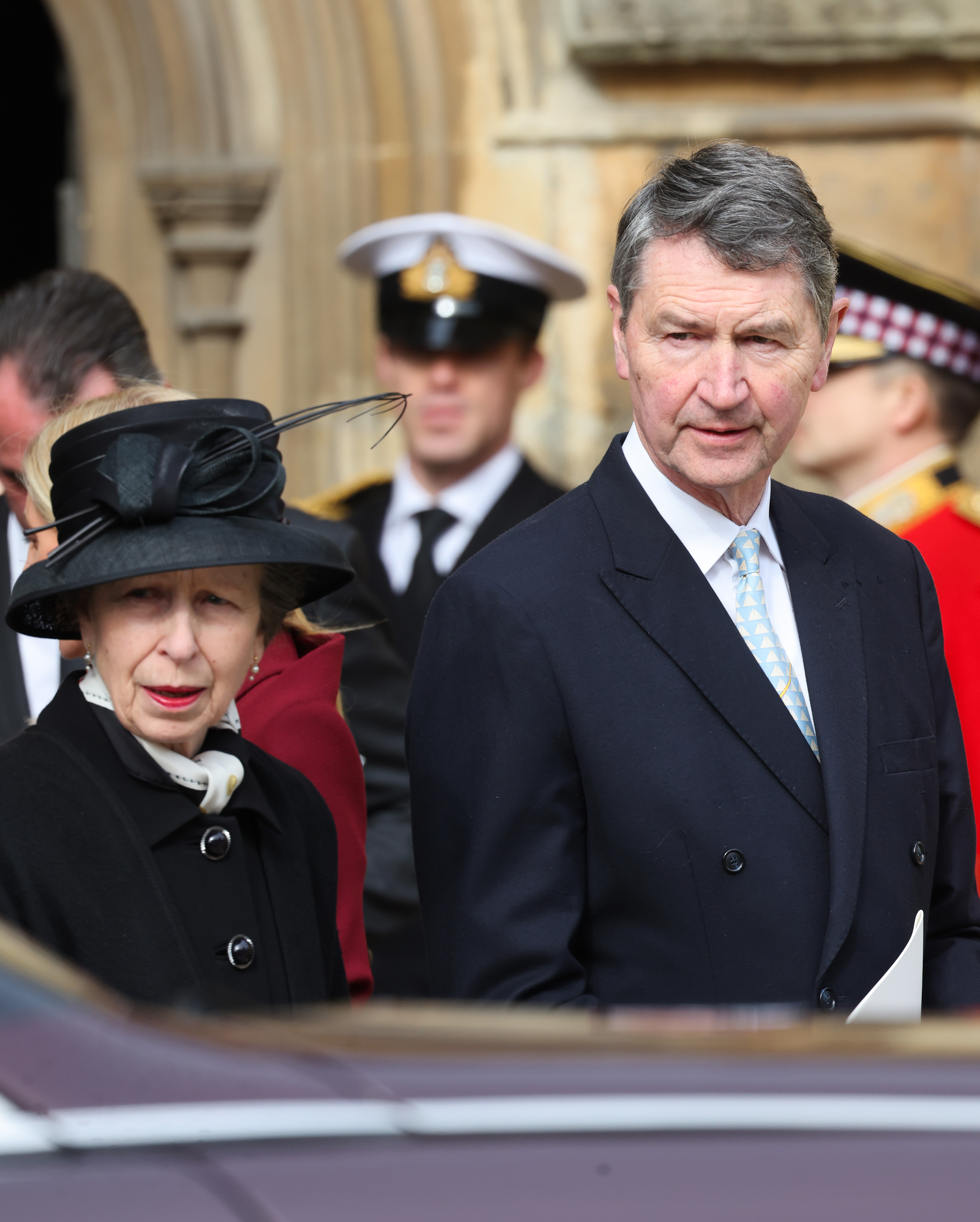 La princesse Anne et Sir Timothy Laurence quittant le service d'action de grâce pour le roi Constantin des Hellènes à la chapelle St George à Windsor, en Angleterre, le 27 février 2024. | Source : Getty Images