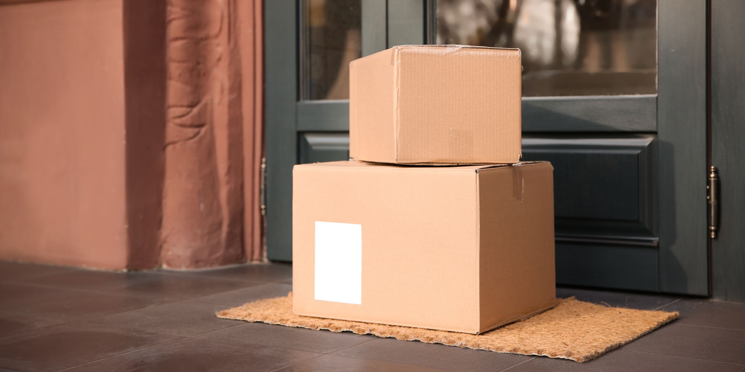Deux cartons sur le pas d'une porte | Source : Shutterstock
