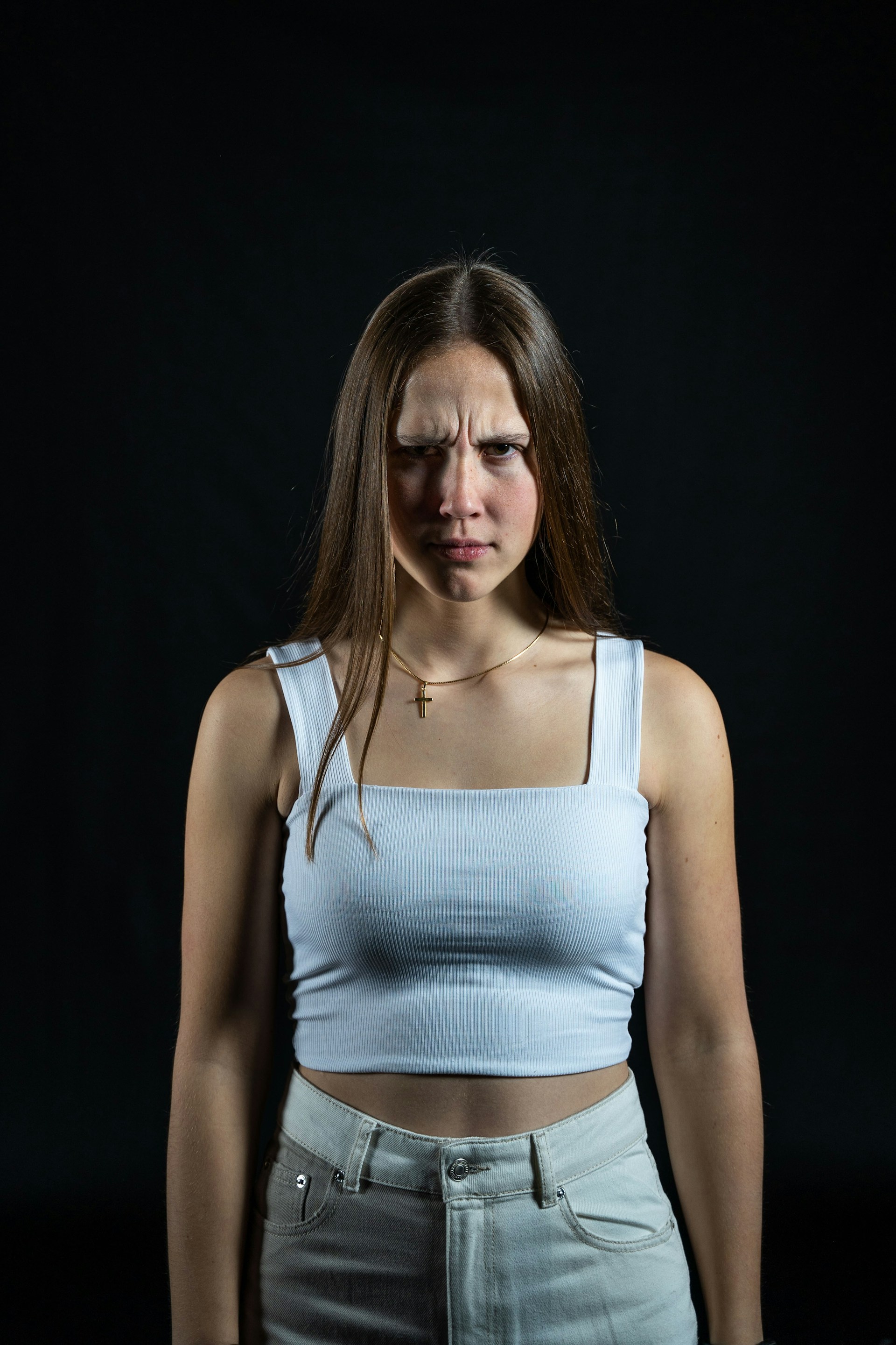Une femme fronce les sourcils en regardant quelqu'un | Source : Unsplash