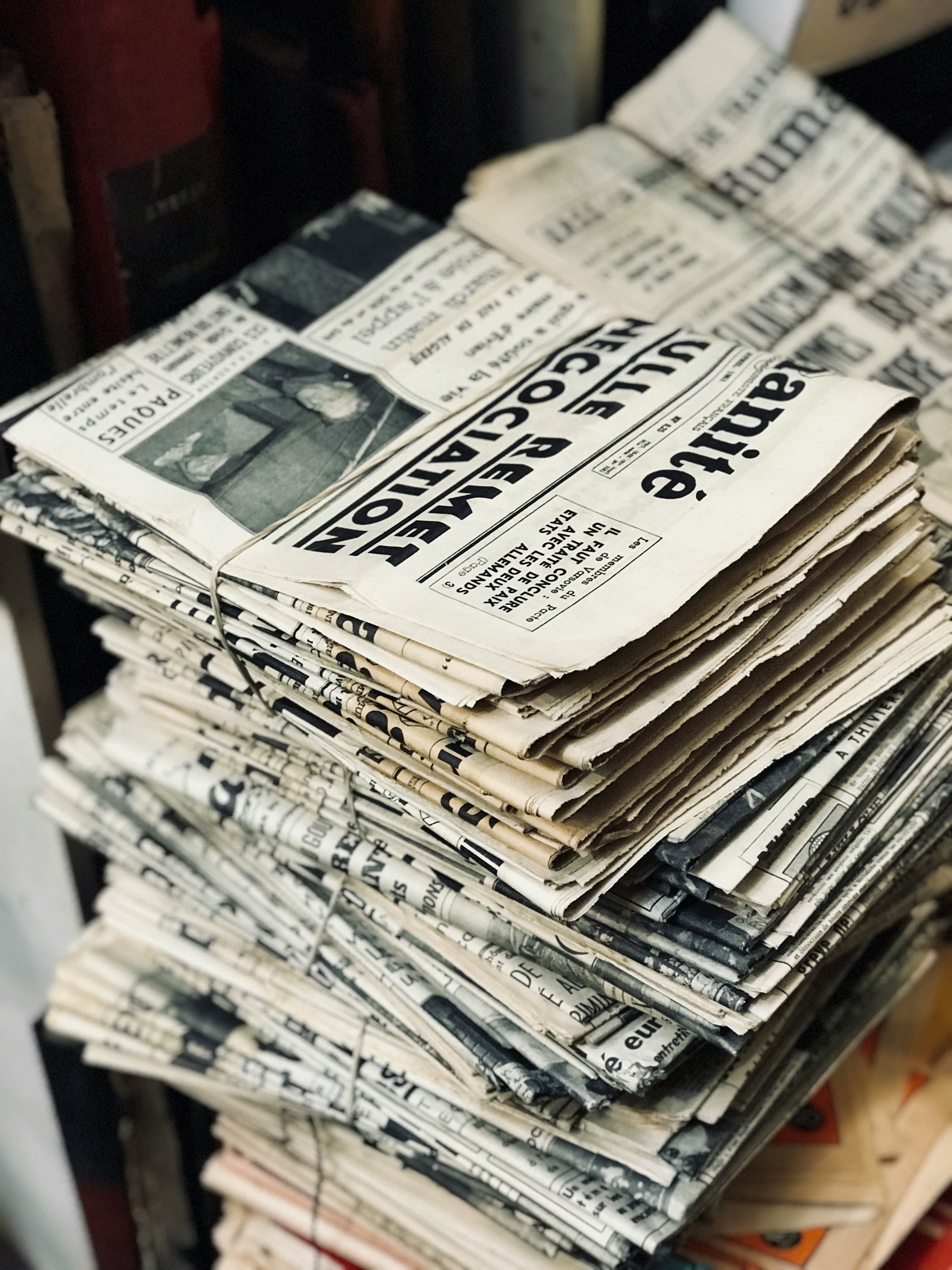 Une pile de journaux | Source : Unsplash