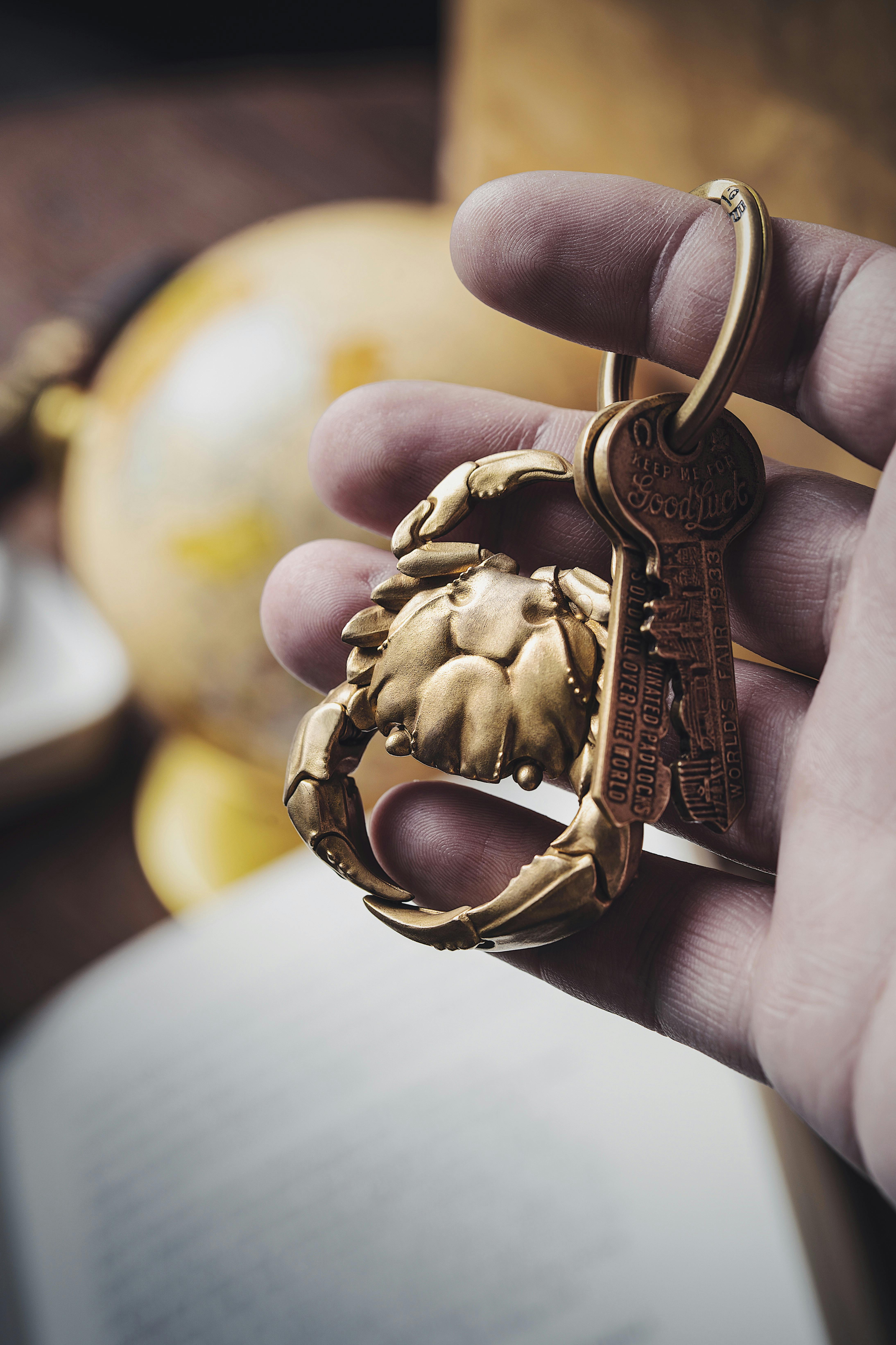 Une main portant un trousseau de clés | Source : Pexels