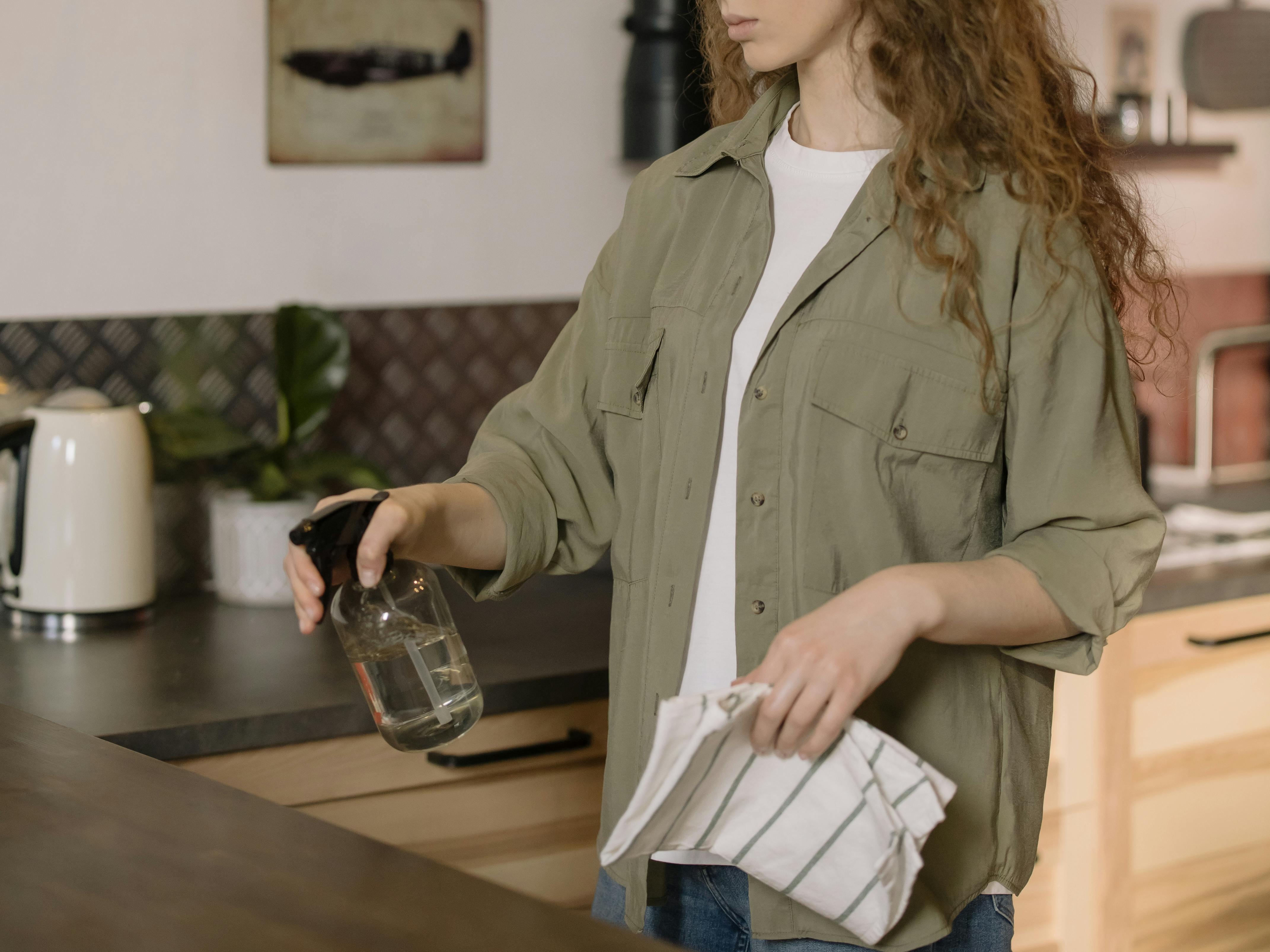 Femme nettoyant le comptoir de la cuisine | Source : Pexels