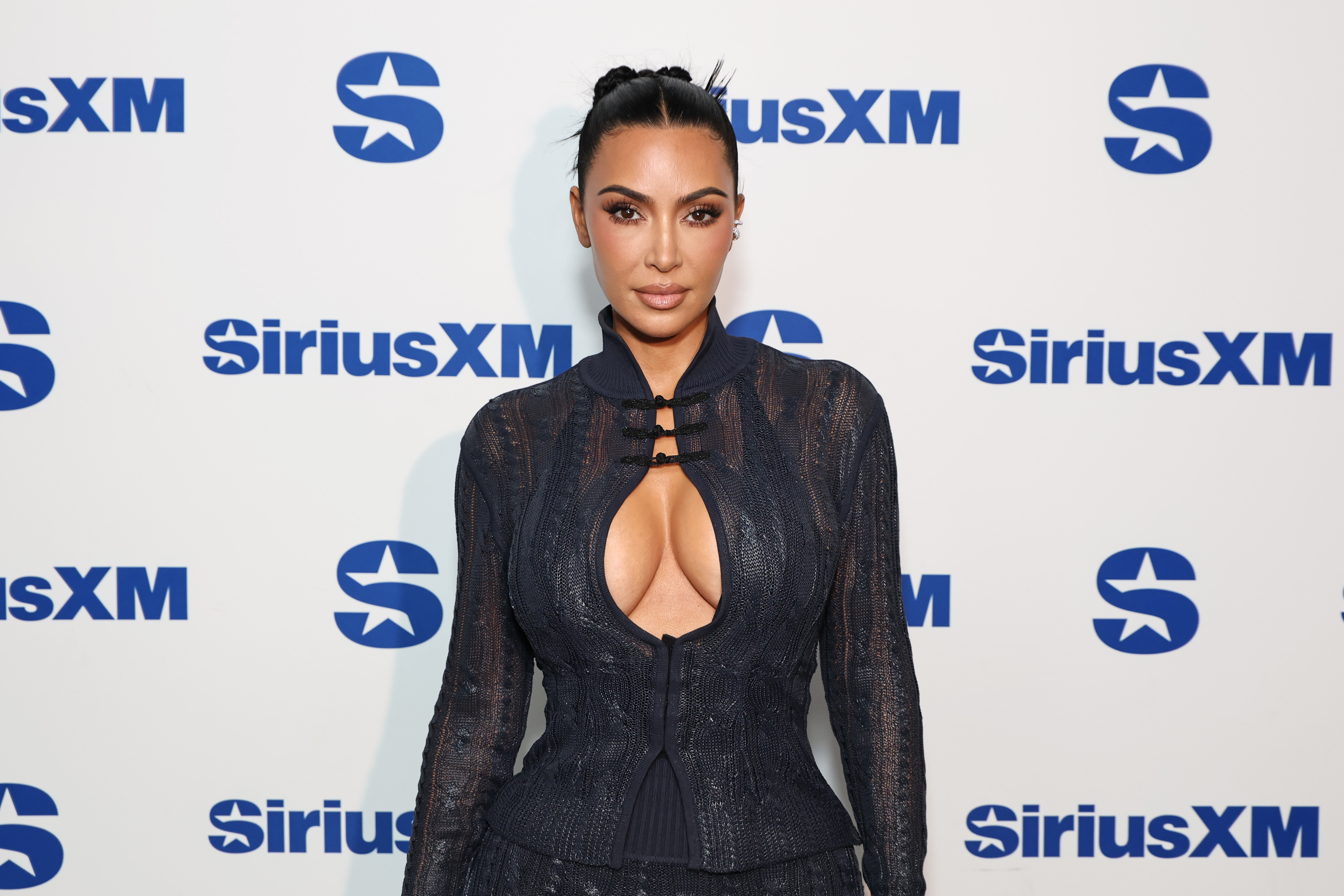 Kim Kardashian participe à la réunion publique organisée par SiriusXM avec les acteurs de « All's Fair », animée par Andy Cohen aux studios SiriusXM, le 27 octobre 2025 à New York. | Source : Getty Images
