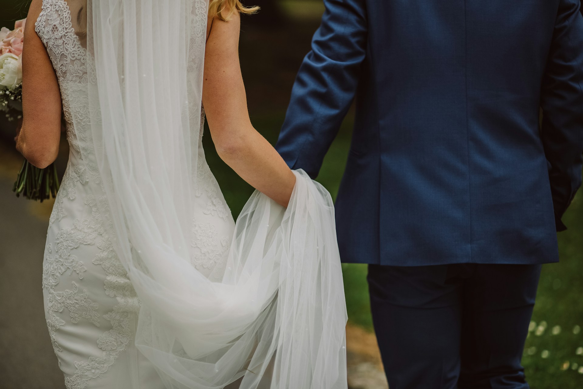 Une mariée marchant avec son marié | Source : Unsplash