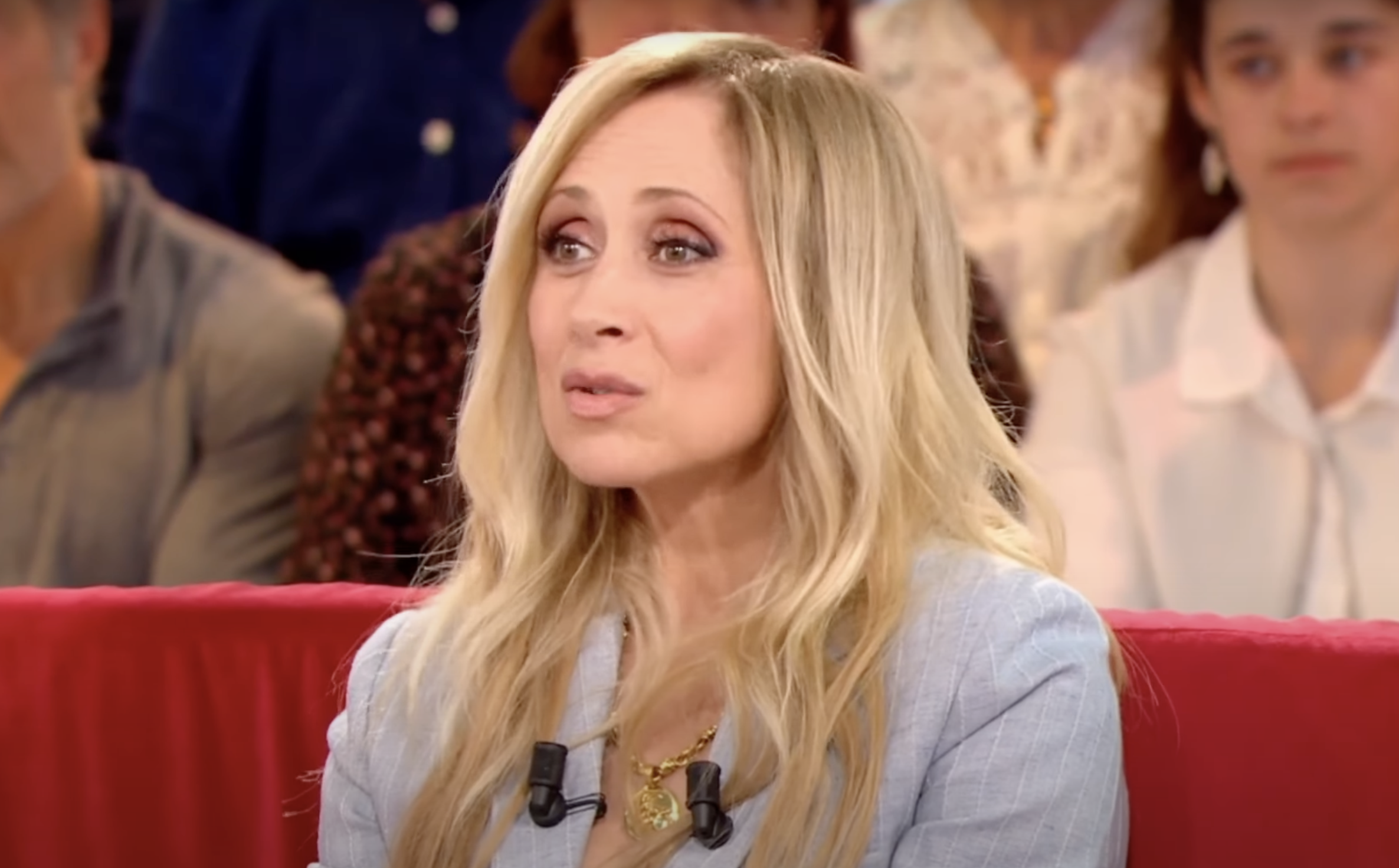 Capture d'écran Lara Fabian sur le plateau de Vivement Dimanche le 18 mai 2025 I Source : Youtube LARA FABIAN ESPAÑA