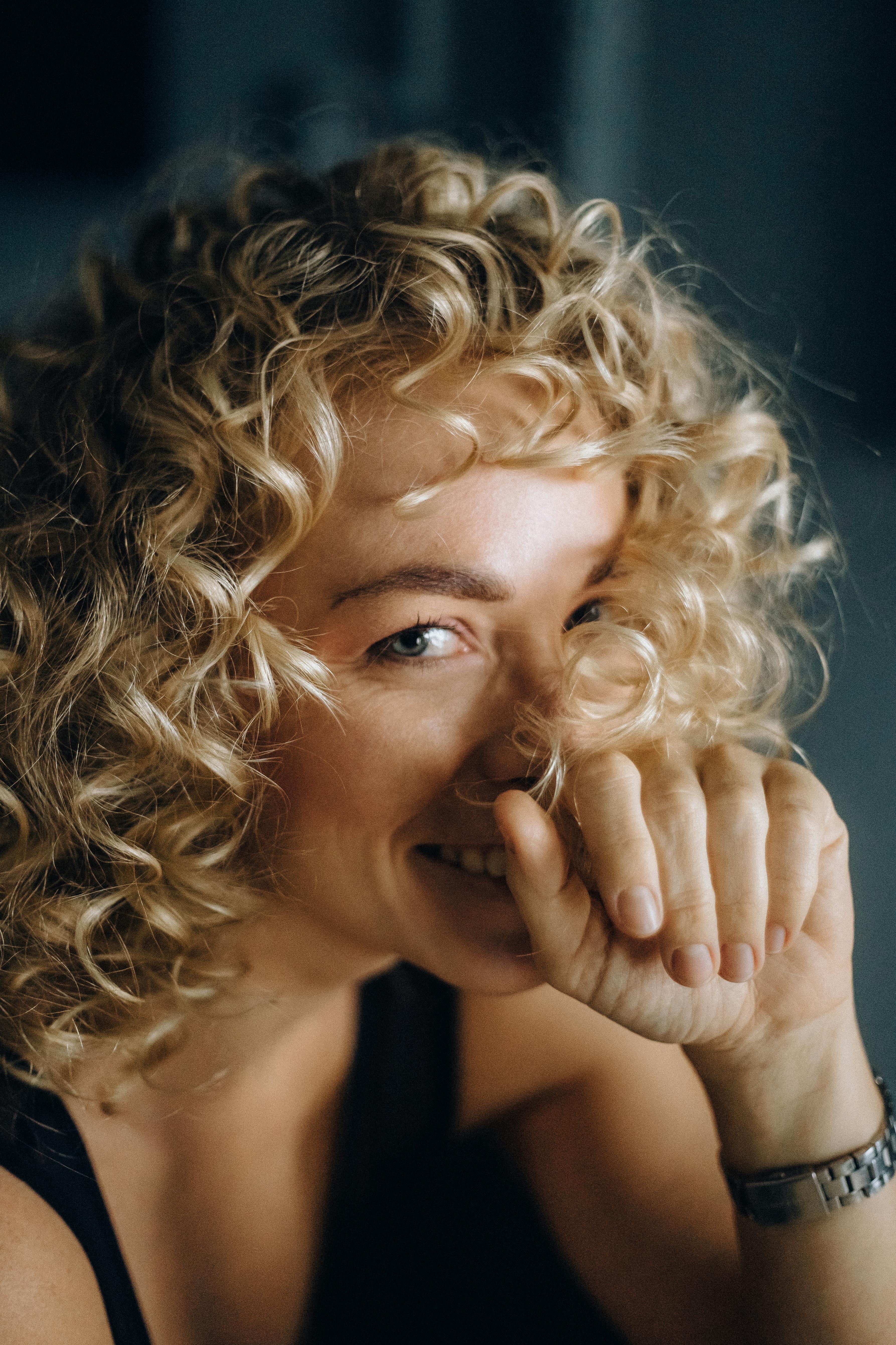 Une femme amusée avec sa main sur son visage | Source : Pexels