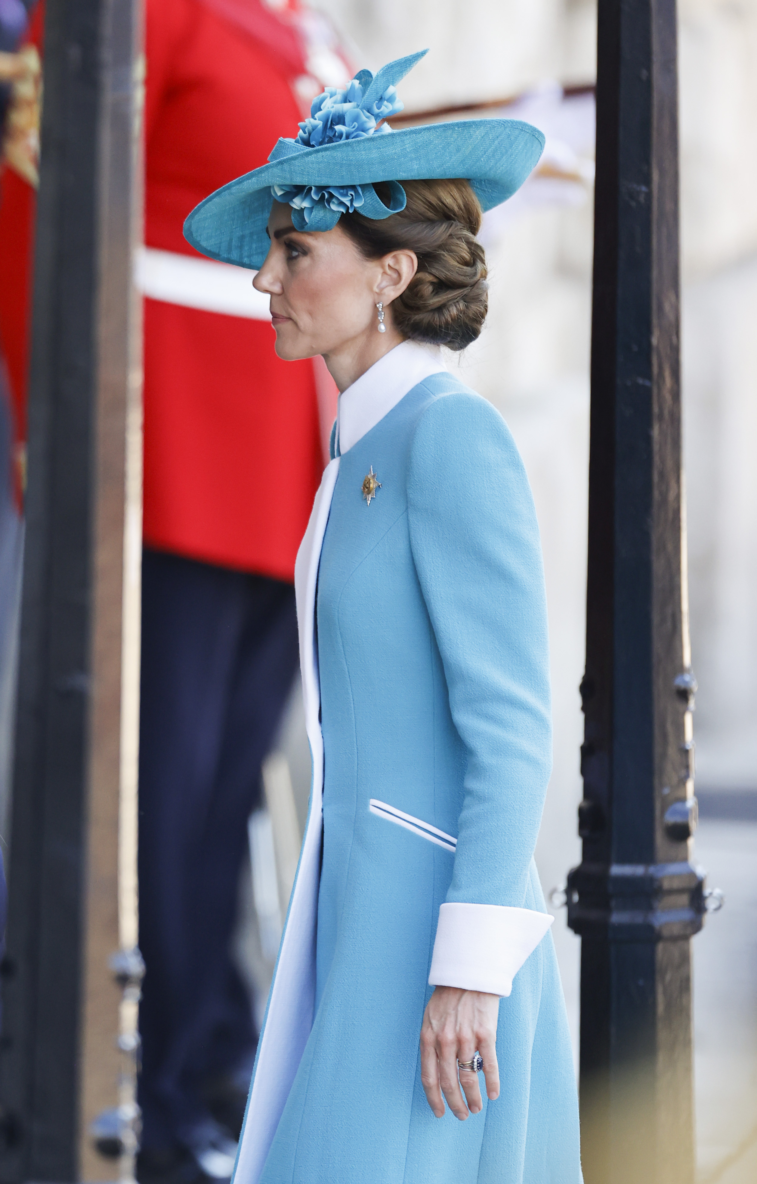 Vue de profil dans toute sa grâce, la princesse Catherine arbore sa tenue élégante pour la parade Trooping the Colour 2025 : un manteau structuré bleu sarcelle avec des détails blancs immaculés au col et aux poignets.