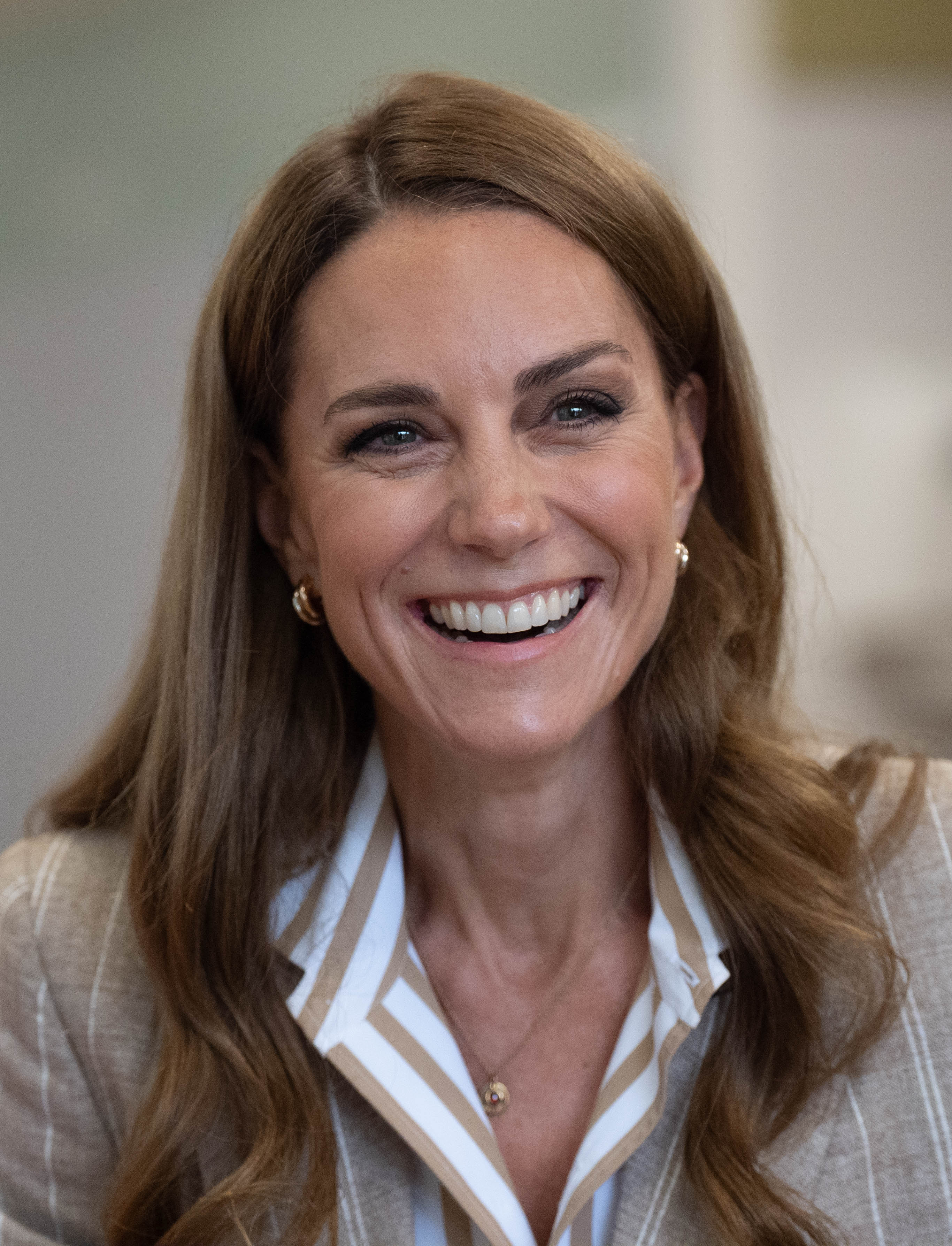 Rayonnante, la princesse Catherine partage un sourire chaleureux lors de sa visite du jardin de bien-être de la RHS à l'hôpital de Colchester. Sa visite est l'occasion de souligner le don de 50 plants de roses de Catherine à l'association caritative Royal Marsden Cancer Charity.