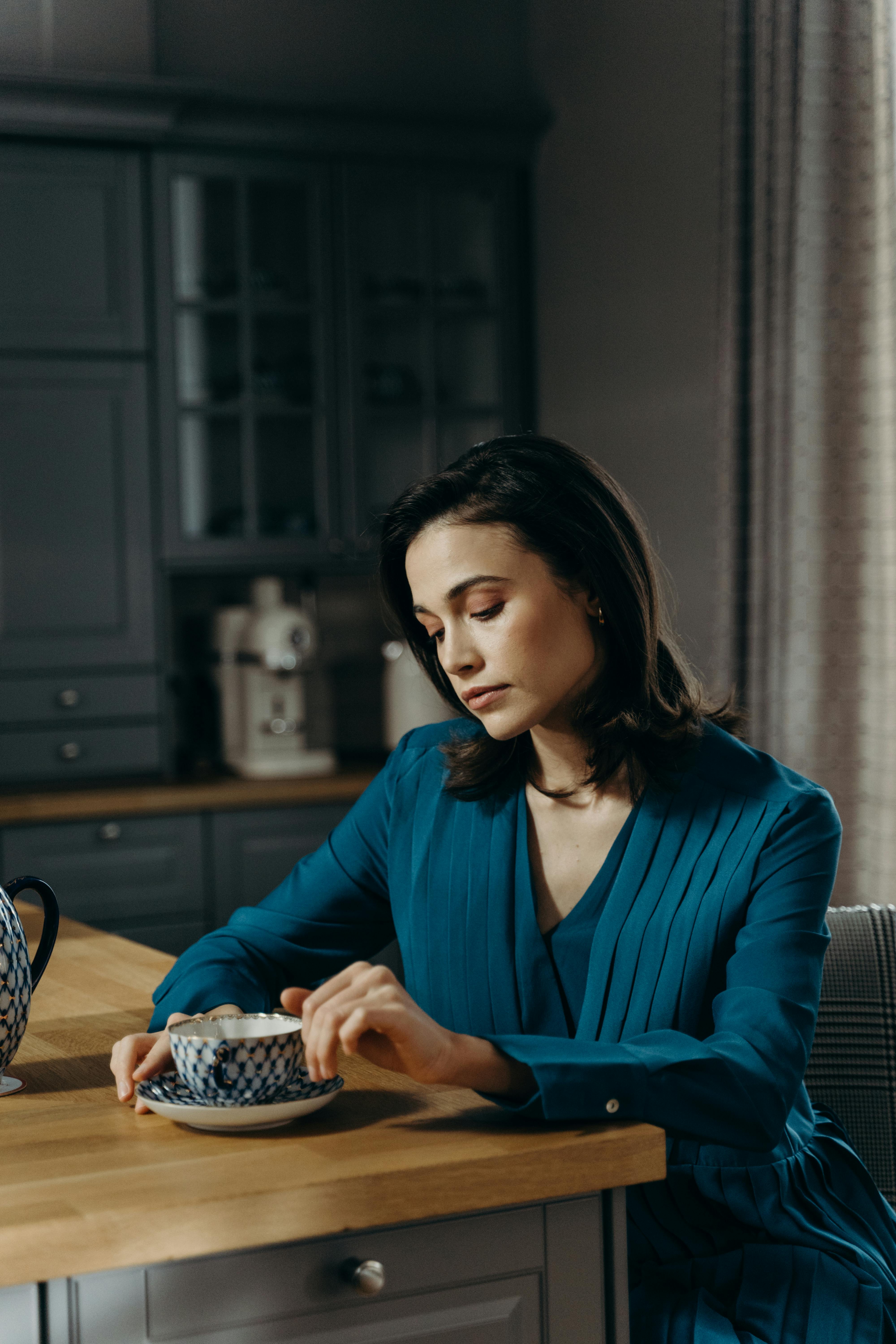 Une femme maladroite assise | Source : Pexels