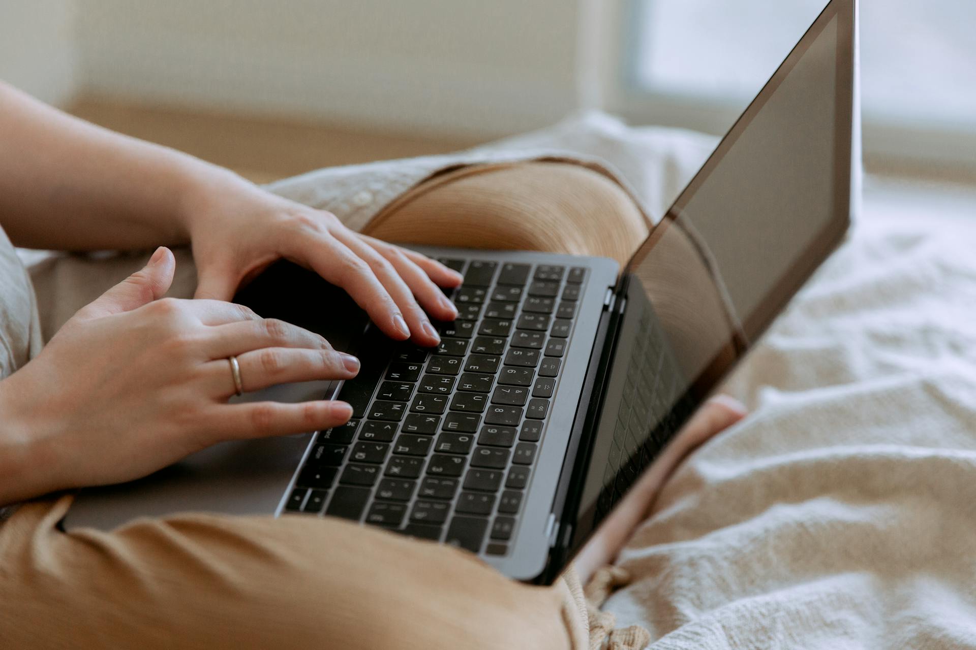 Une femme tapant sur un ordinateur portable | Source : Pexels