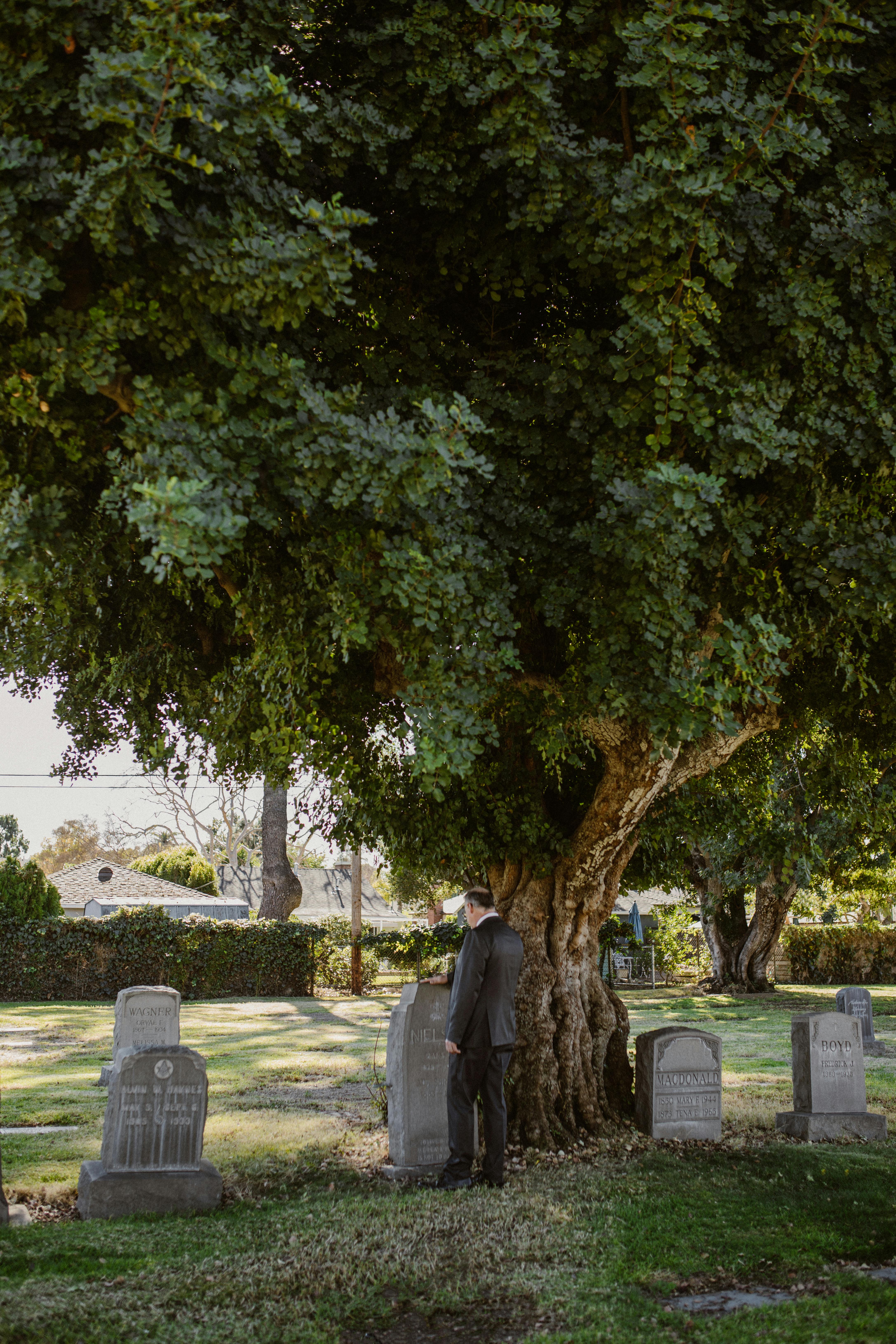 Un homme près d'une tombe | Source : Pexels