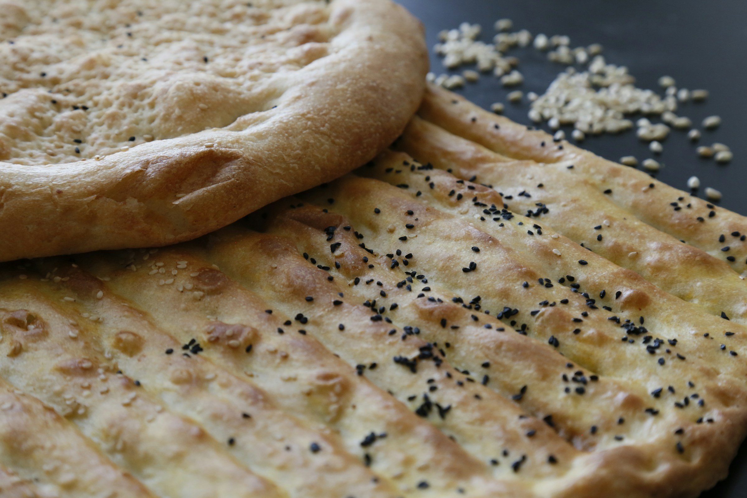 Pain plat sur une planche | Source : Pexels