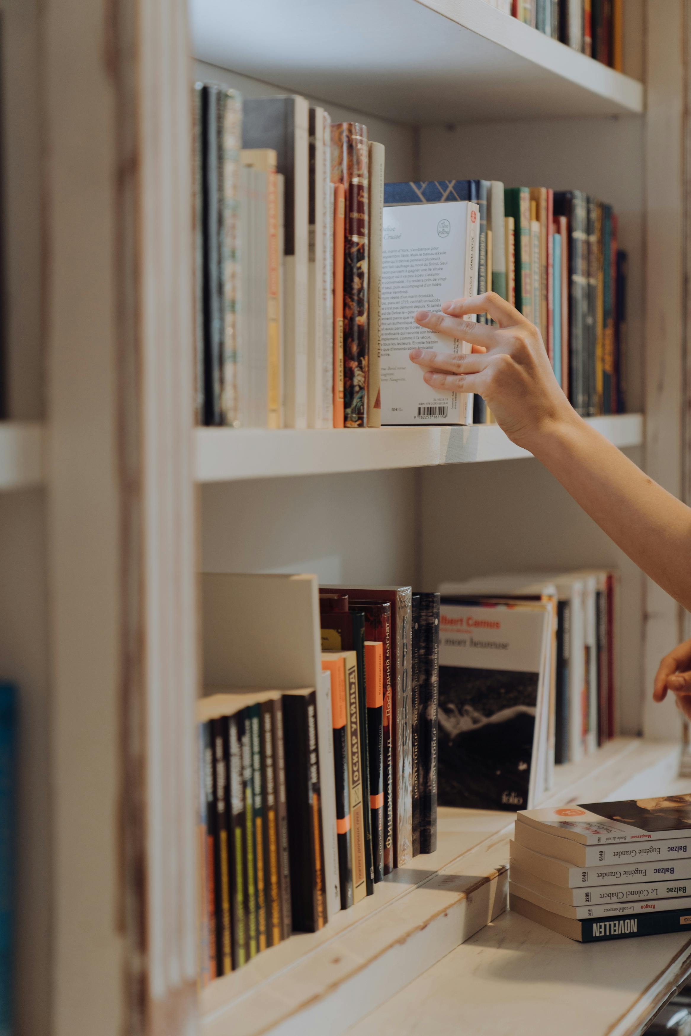 Une femme travaillant dans une bibliothèque | Source : Pexels