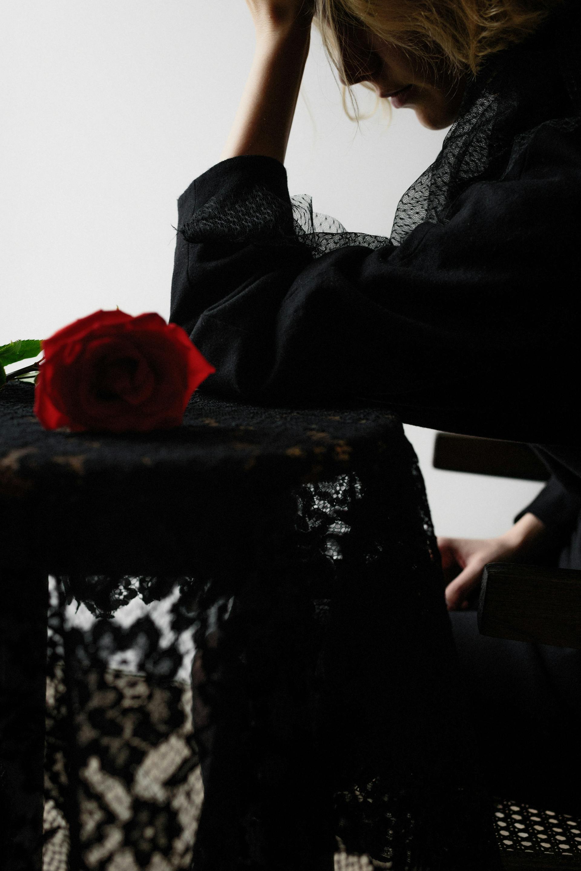 Une femme en deuil dans une robe noire | Source : Pexels