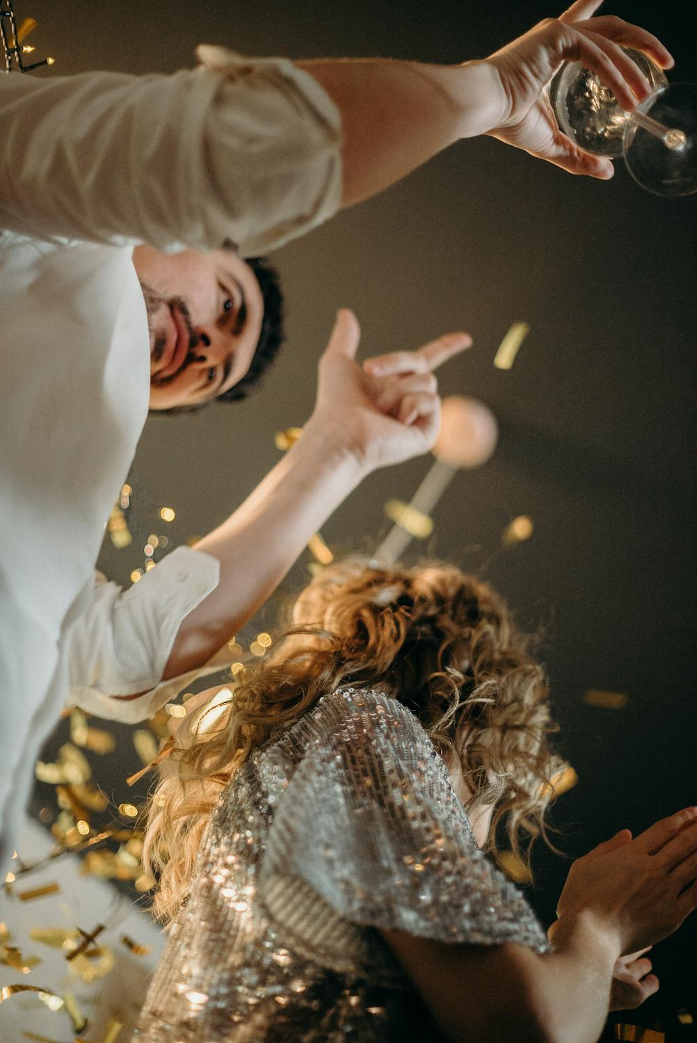 Couple dansant à une fête | Source : Pexels