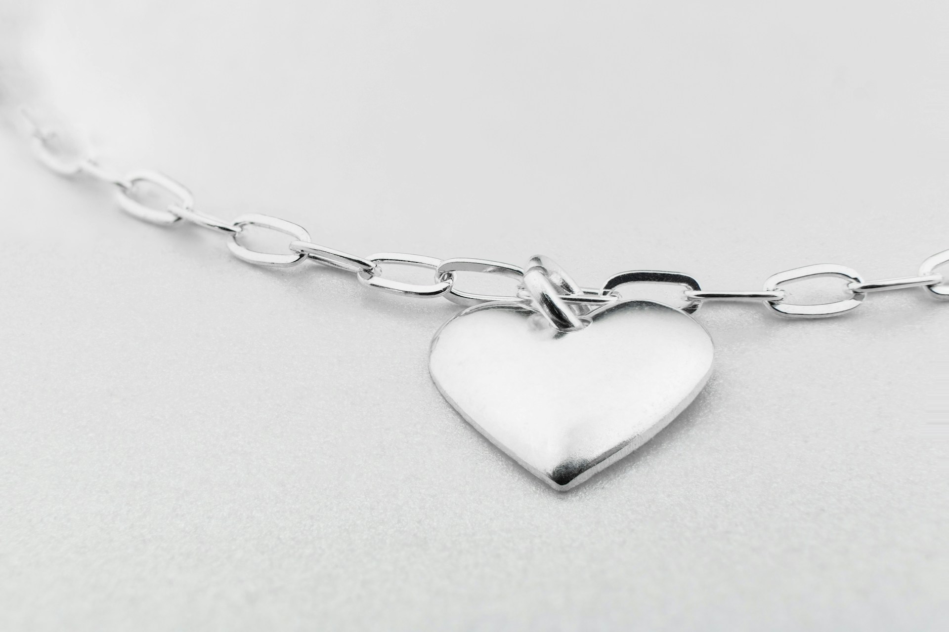 Un bracelet à breloques en argent | Source : Unsplash
