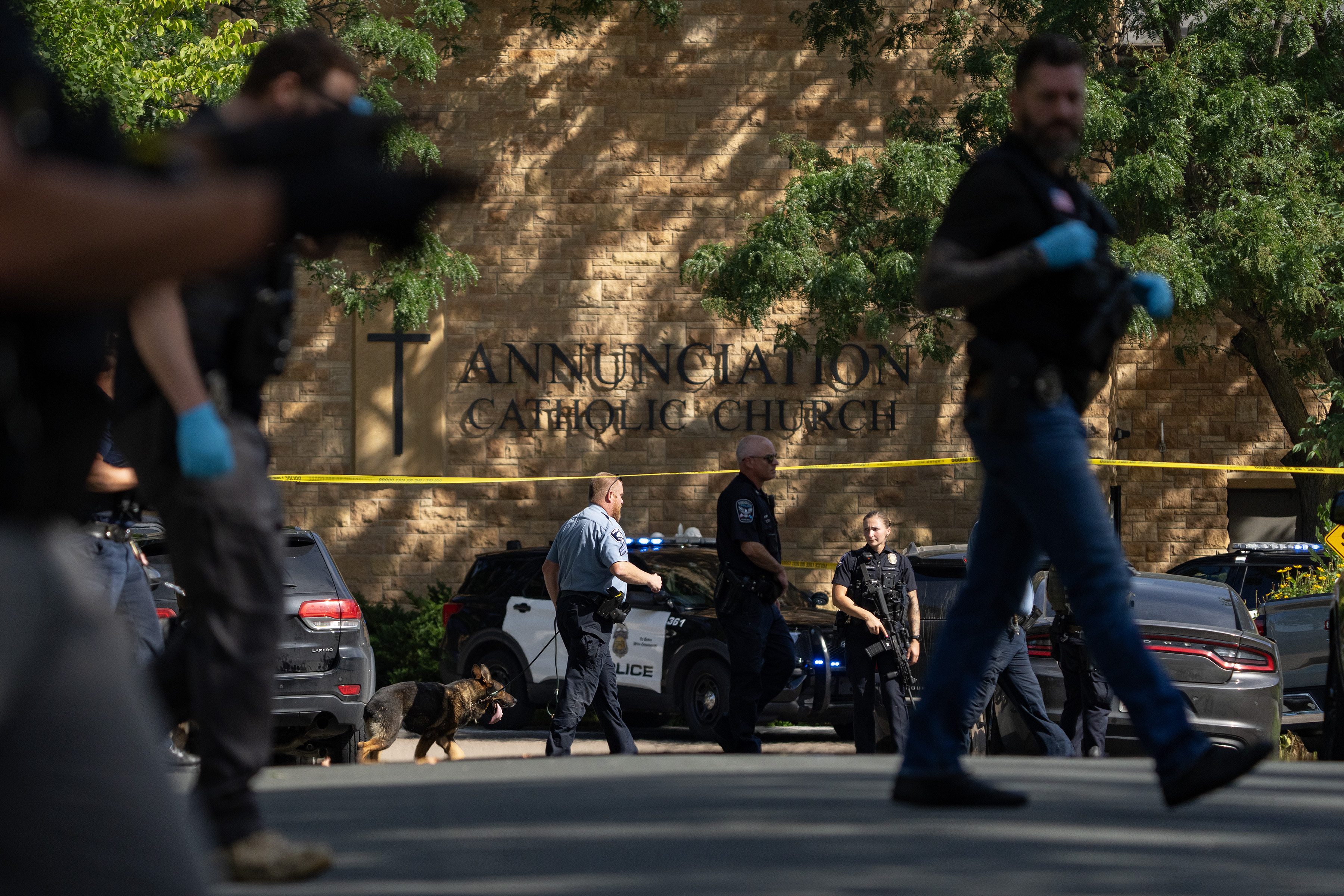Des agents des forces de l'ordre sécurisent la zone à l'extérieur de l'église Annunciation à Minneapolis le 27 août 2025 | Source : Getty Images