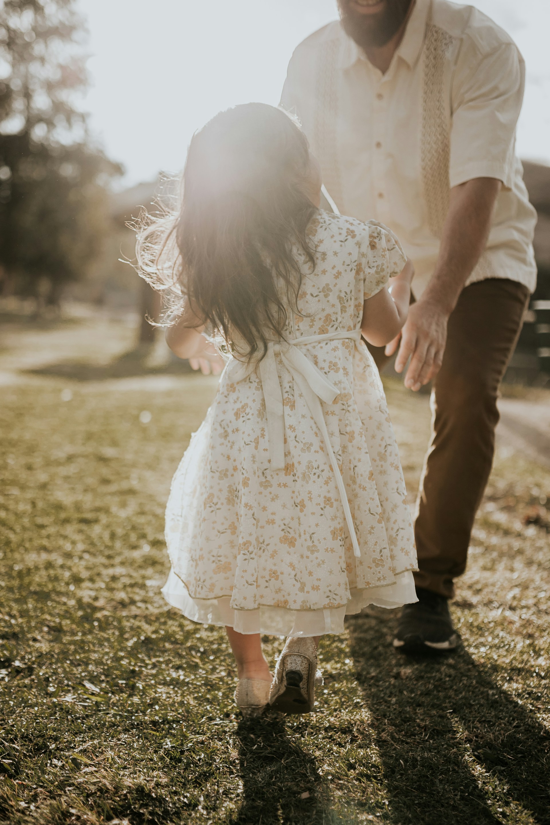 Une petite fille qui court vers un homme | Source : Unsplash