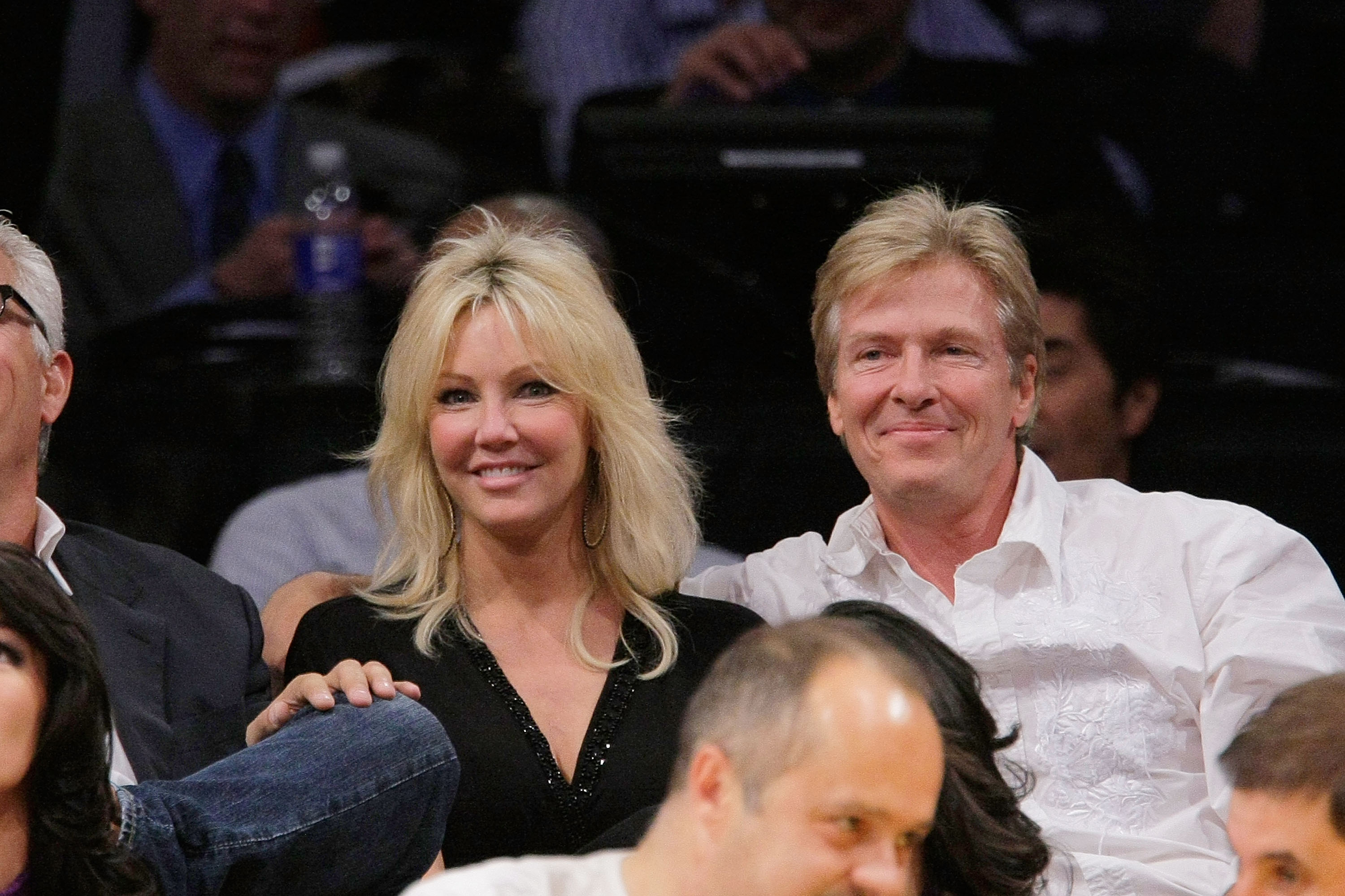 Heather Locklear et l'acteur assistent au match Los Angeles Lakers vs Los Angeles Clippers le 27 octobre 2009 à Los Angeles, Californie. | Source : Getty Images