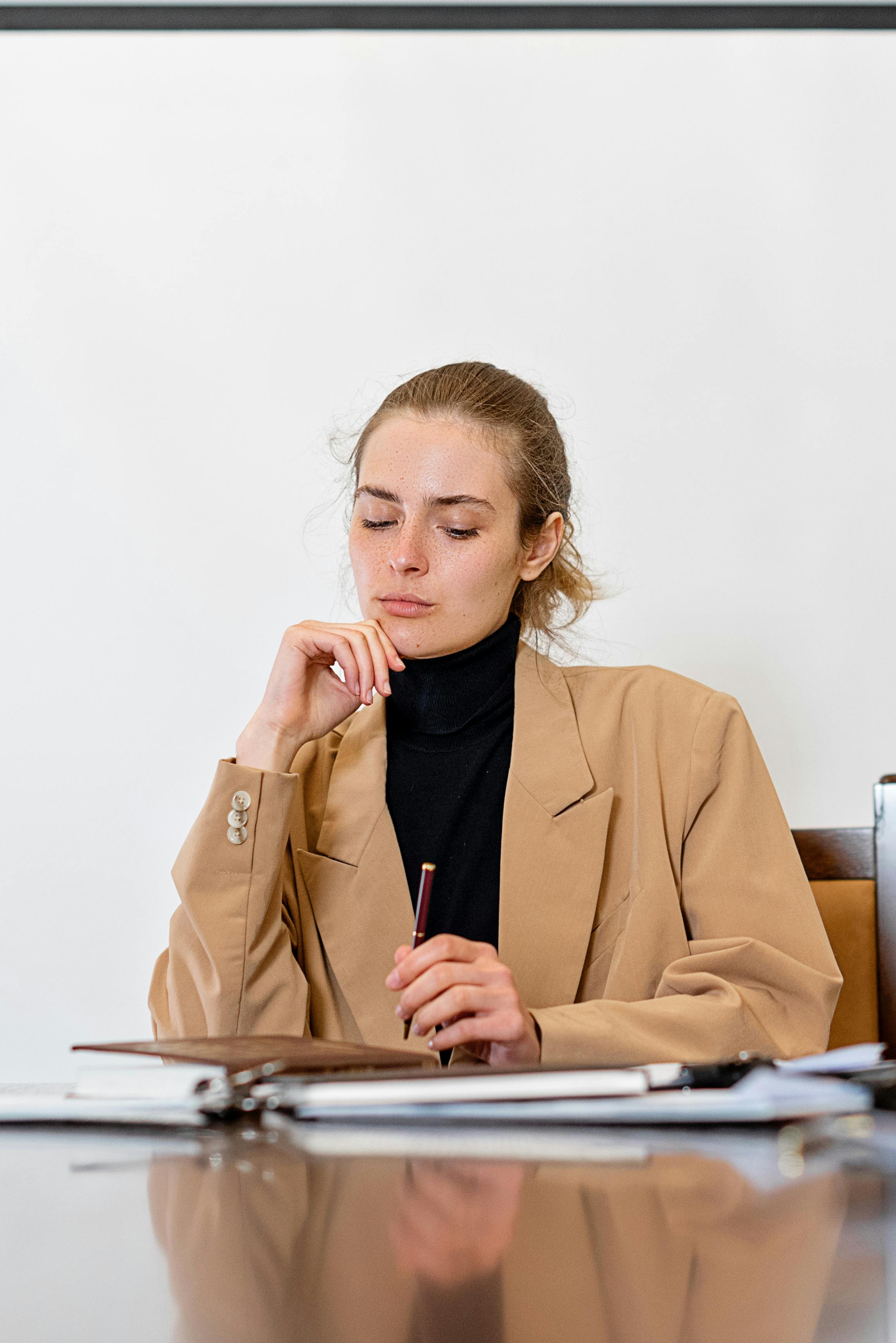 Une femme qui réfléchit | Source : Pexels
