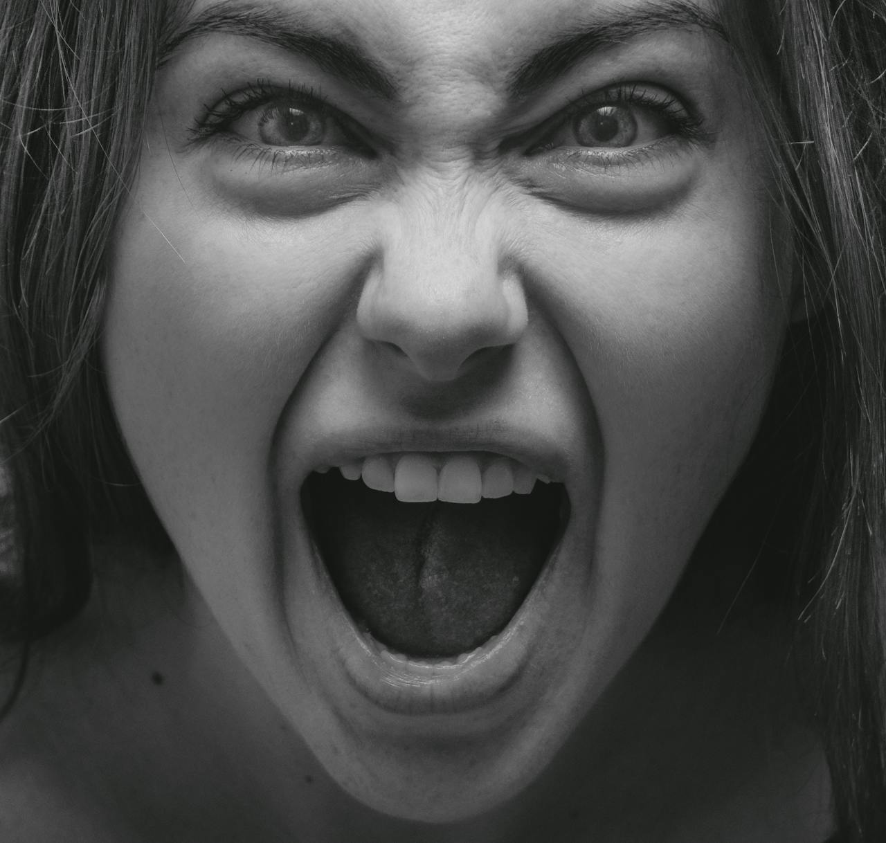 Portrait en niveaux de gris d'une femme en colère qui crie | Source : Pexels