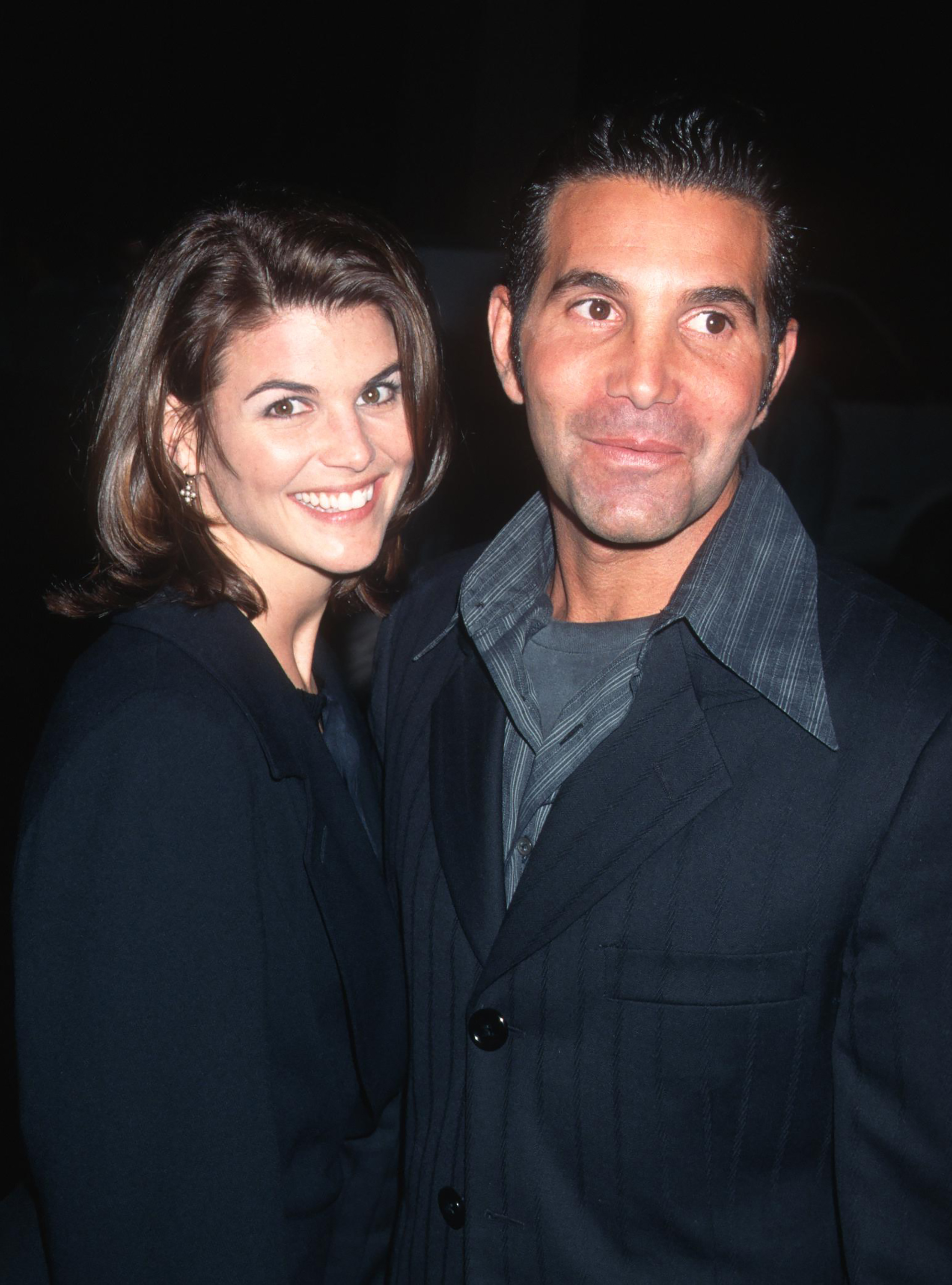 Lori Loughlin et Mossimo Giannulli assistent à un cocktail organisé par GQ Magazine en l'honneur de Peter Bart au Beverly Hills Hotel le 12 décembre 1995 | Source : Getty Images