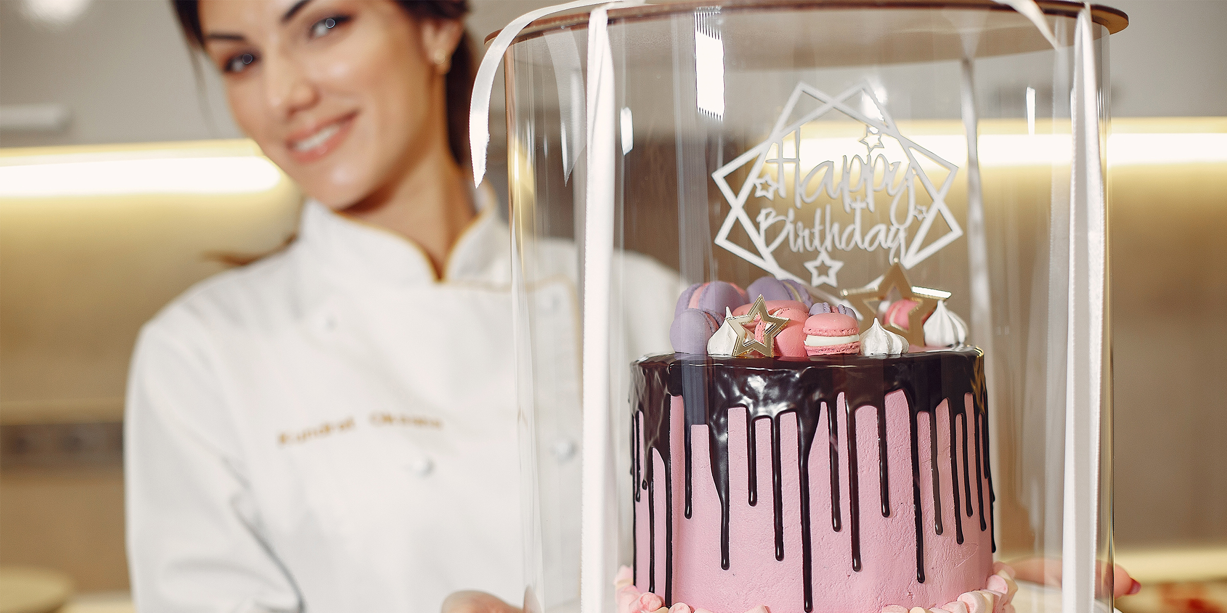 Une femme heureuse tenant un gâteau d'anniversaire | Source : Shutterstock