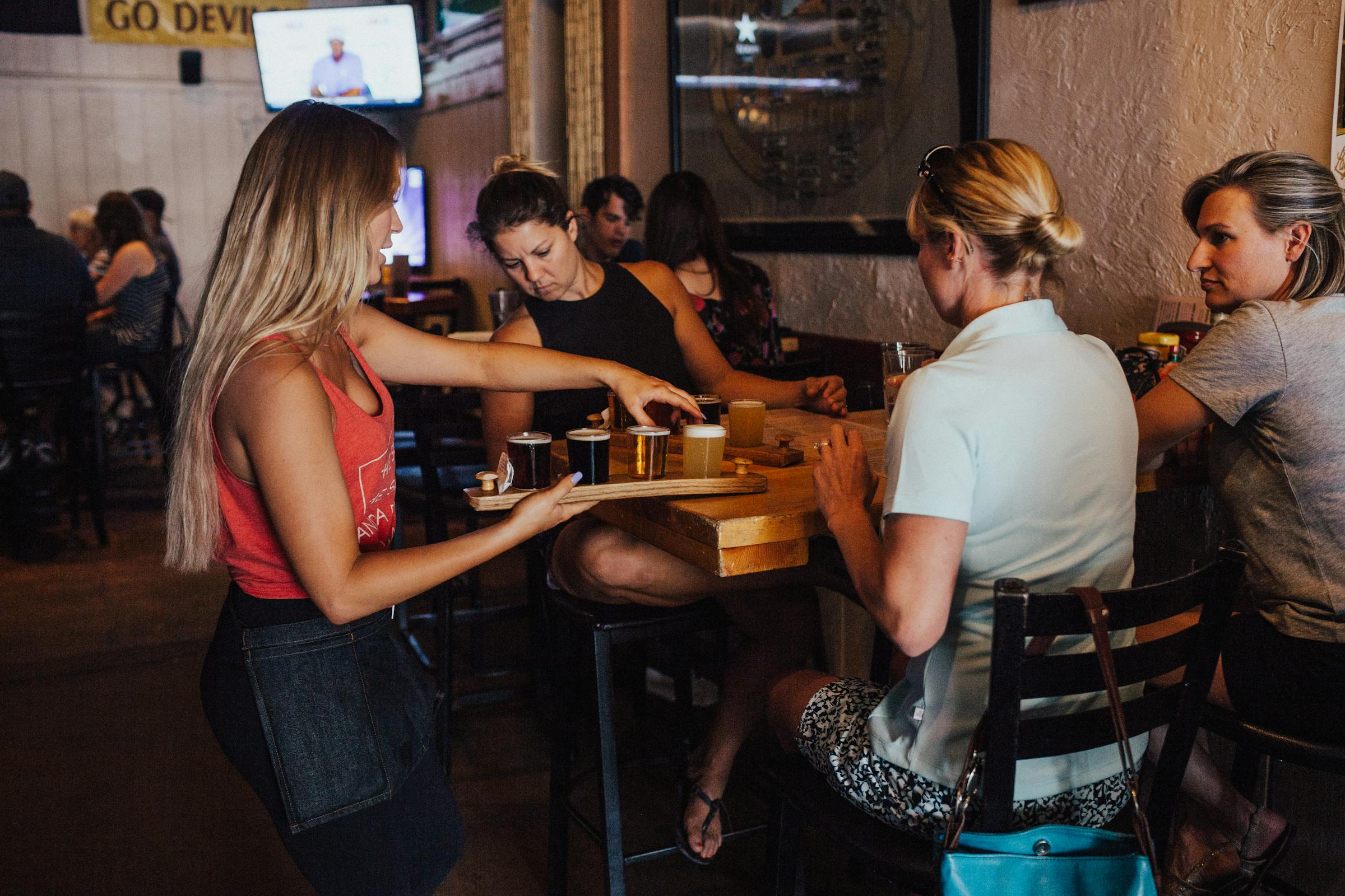 Une serveuse servant des boissons dans un restaurant | Source : Pexels