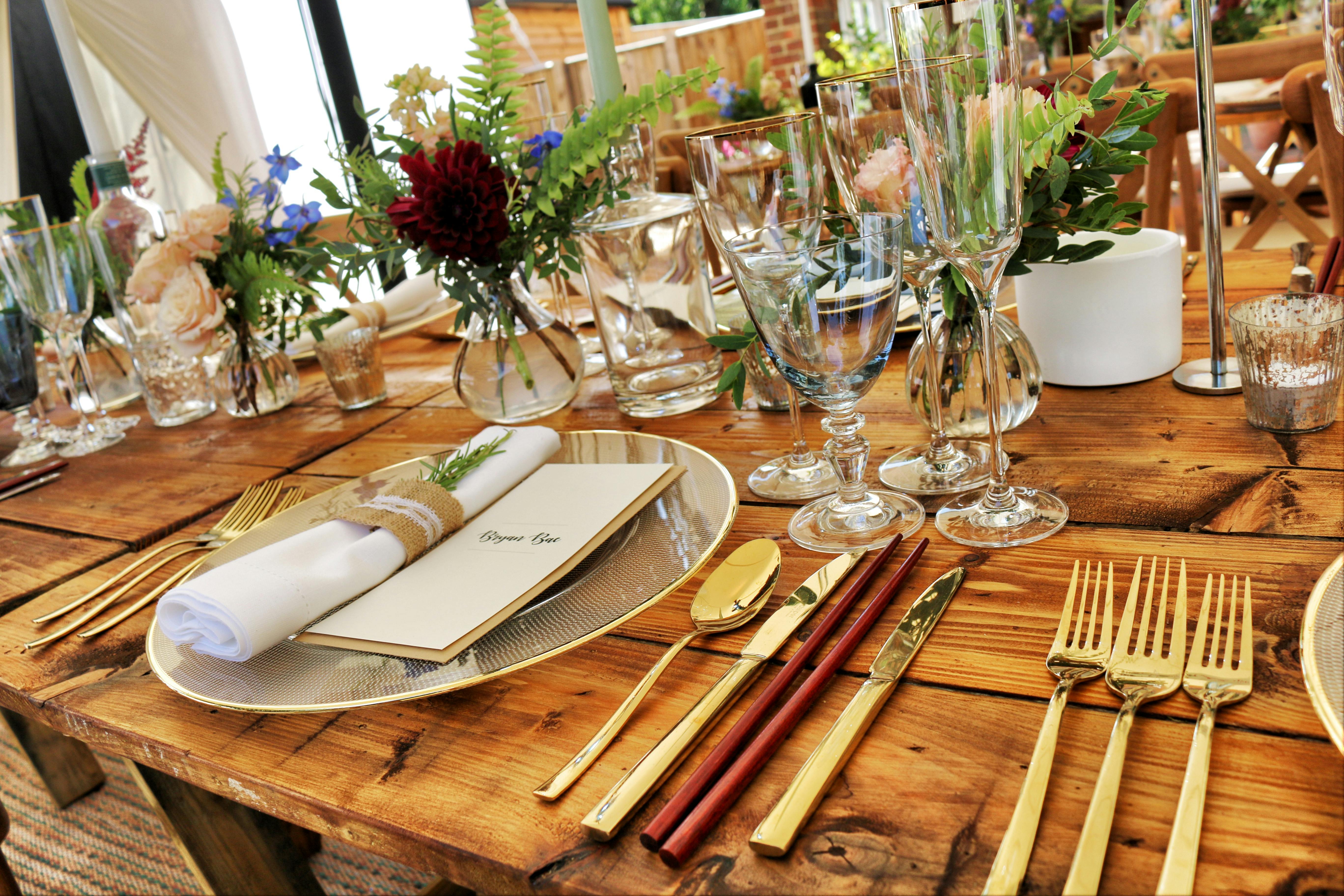 Une table joliment dressée pour le dîner | Source : Pexels