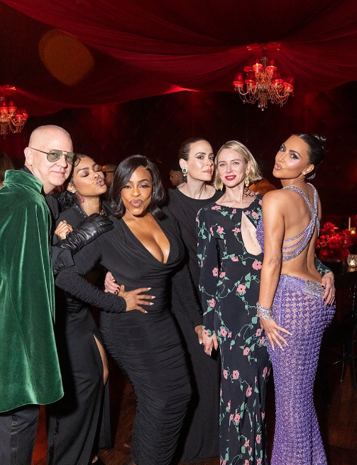 Kim Kardashian avec ses partenaires de la série « All's Fair » lors de la fête organisée pour les 70 ans de Kris Jenner, extrait d'un post daté du 10 novembre 2025 | Source : Instagram/kimkardashian