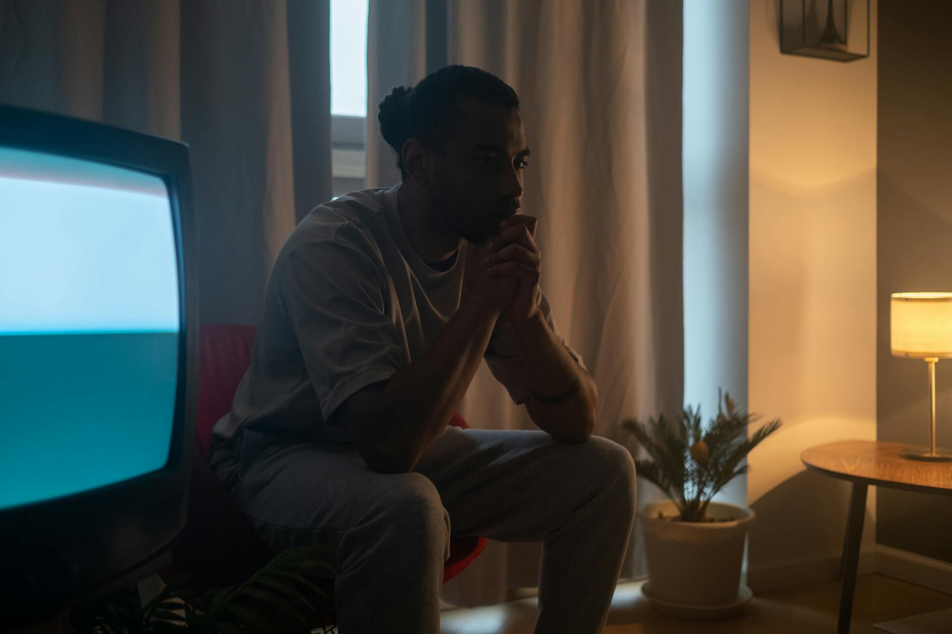 Un homme assis dans un salon | Source : Pexels