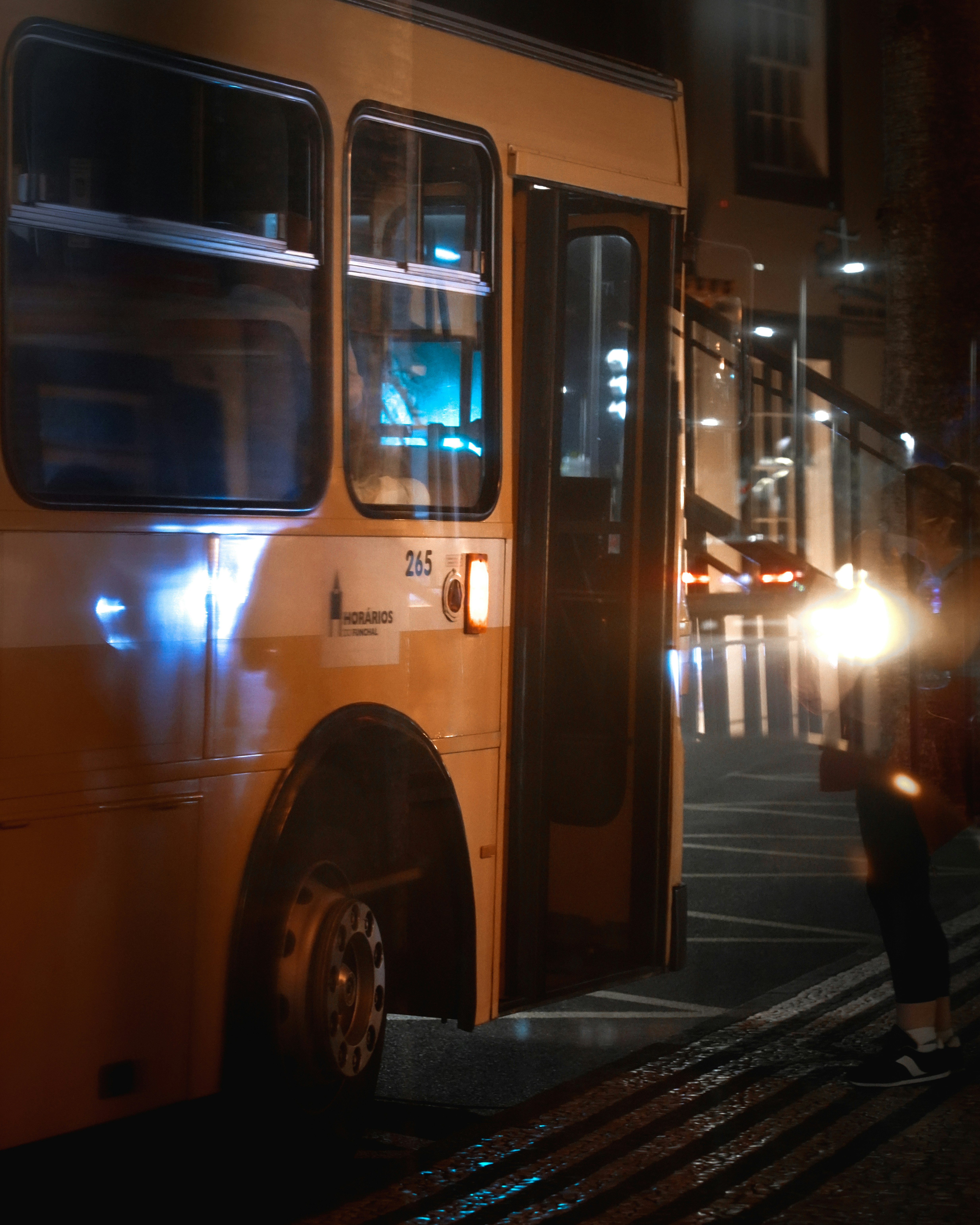 L'extérieur d'un bus | Source : Unsplash