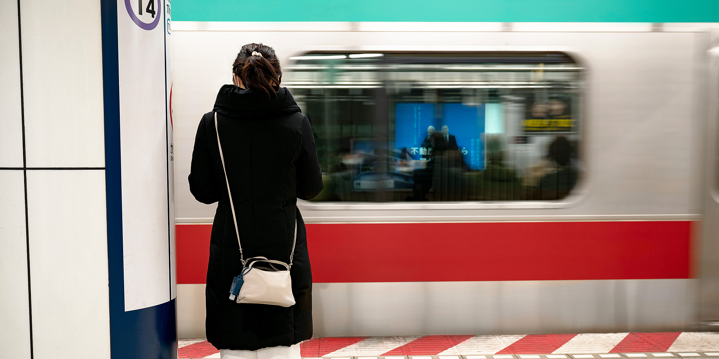 Une femme debout dans une station de métro | Source : Freepik