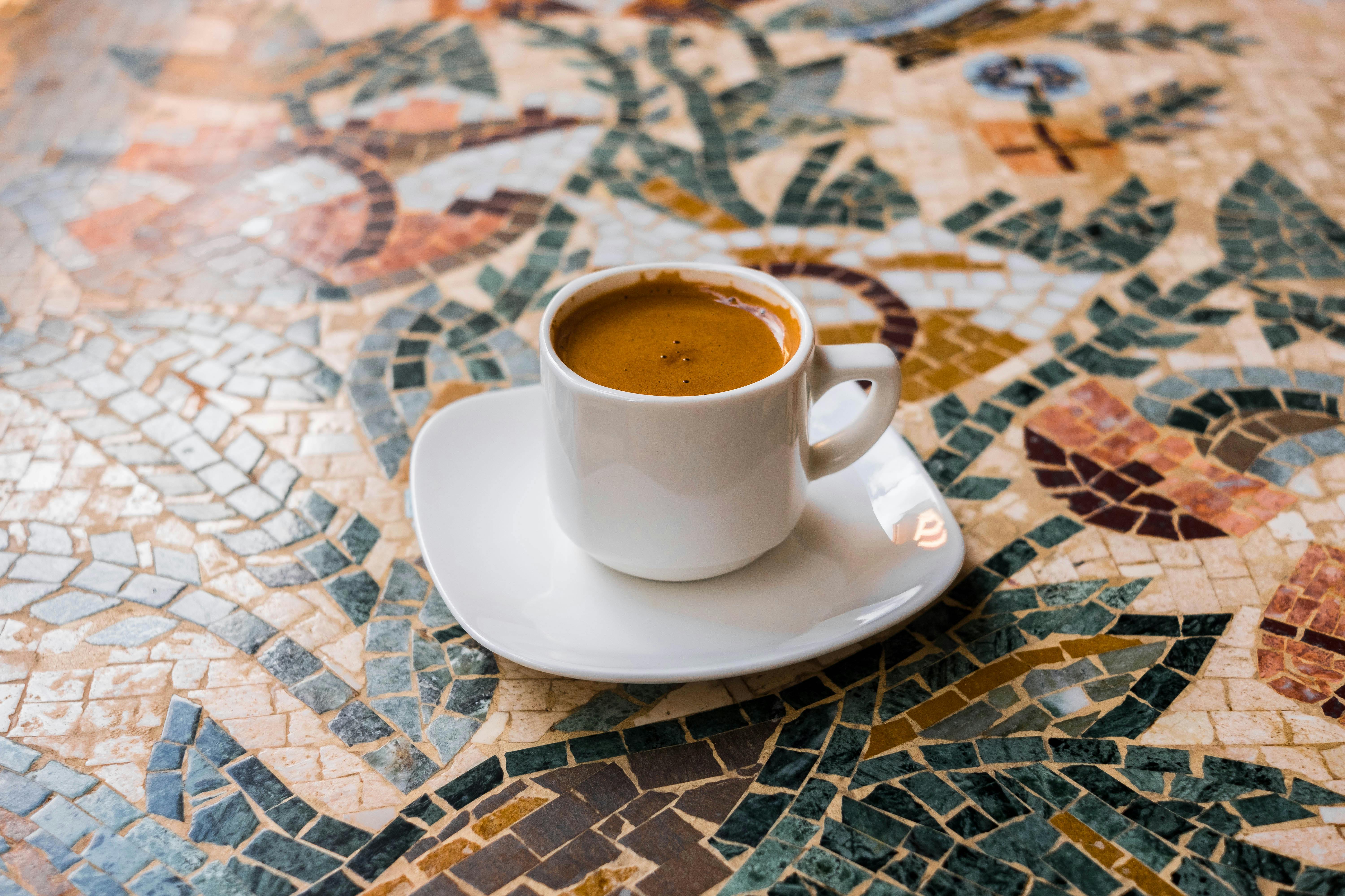 Une tasse de café sur une table | Source : Pexels