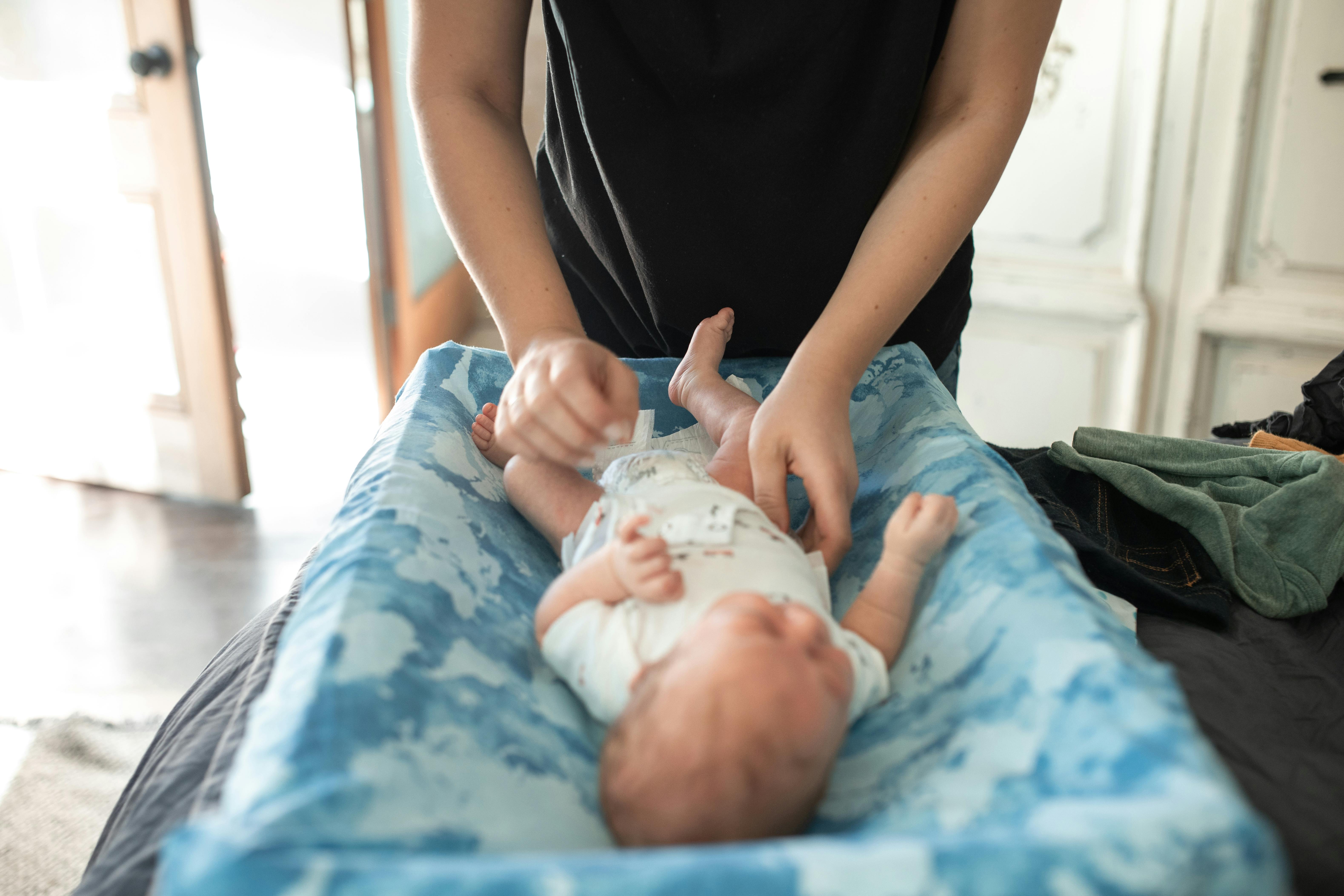 Une personne tenant un bébé | Source : Pexels
